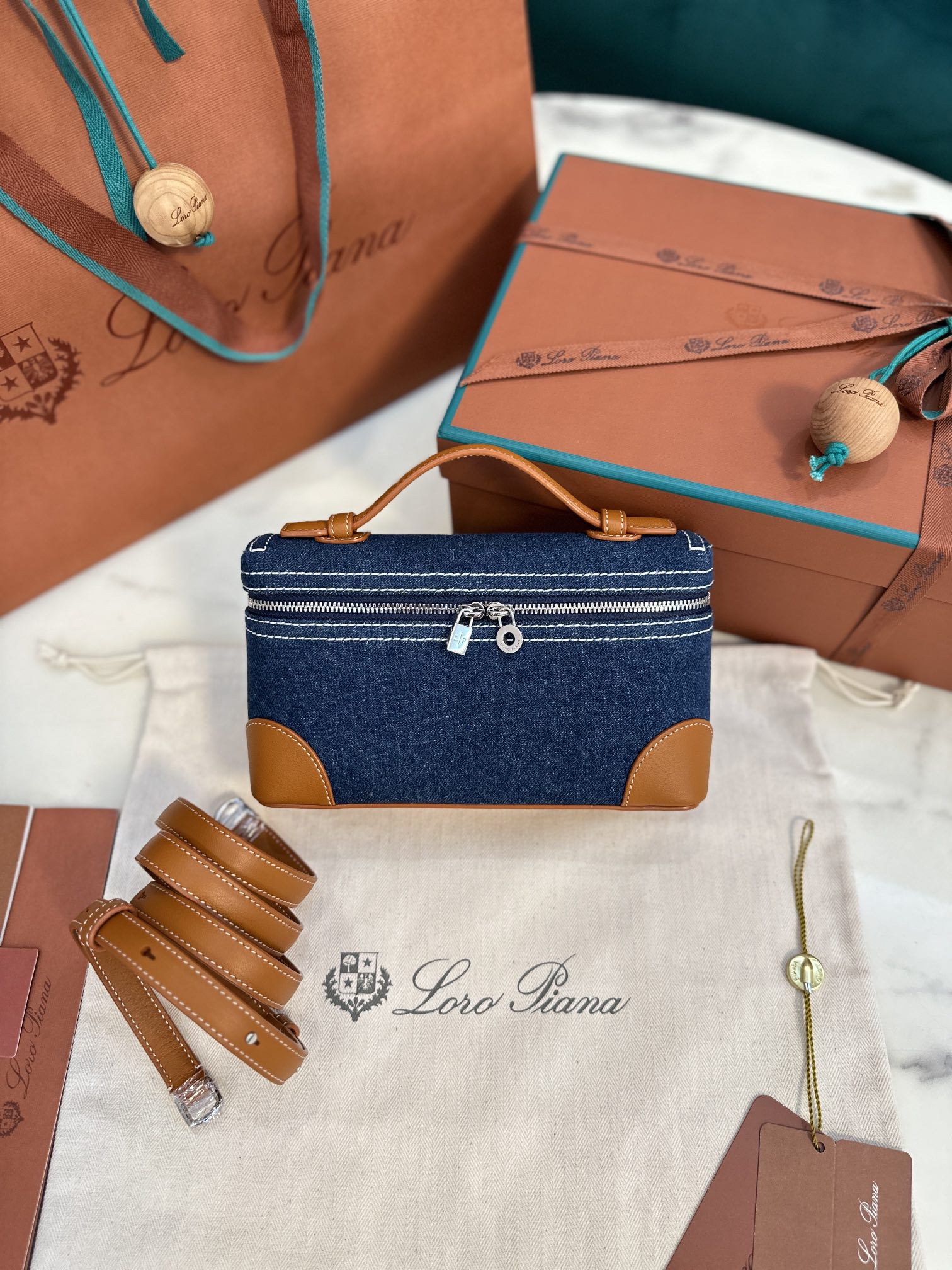 𝐋𝐨𝐫𝐨 𝐏𝐢𝐚𝐧𝐚 Extra pocket L19 시리즈 핸드백/크로스백 새끼양가죽 안감 맞춤형 전강철 하드웨어 최고급 사양 - 최상급 품질