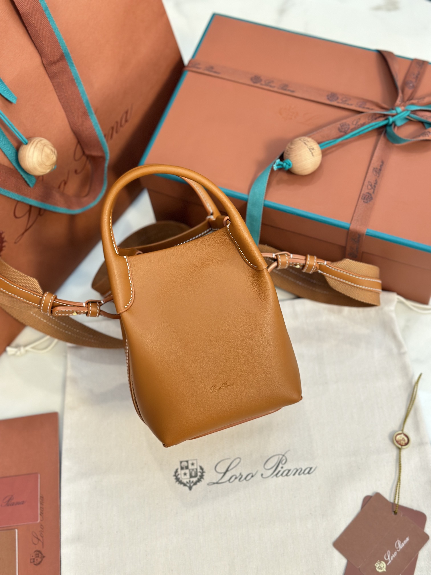 NO:187185,Extra Large Medium Small Loro Piana New Bale Medium Warm Tan Imported Calf leather Soft and comfortable Original all-steel hardware Dust gray Cotton and leather combine to removable shoulder straps to wrap around the bag, can be used as a handbag, shoulder bag or cross-bowl Large: 24x20x27cm Medium: 17x17x21cm Small: 13x13x16cm, DG, balenciaga, Dolce&Gabbana, loro pigaa, backpacks, cowhide19860909特级大号 中号 小号 Loro piana 新款 Bale 中号 暖棕褐色 意大利进口小牛皮 皮质柔软舒适 原厂全钢五金 尘灰色 棉质与皮革结合可拆卸肩带环绕包体,可作手提包、肩背包或者斜背包 大号:24x20x27cm 中号:17x17x21cm 小号:13x13x16cm,DG,balenciaga,Dolce&Gabbana,loro piana,backpacks,cowhide,Bag