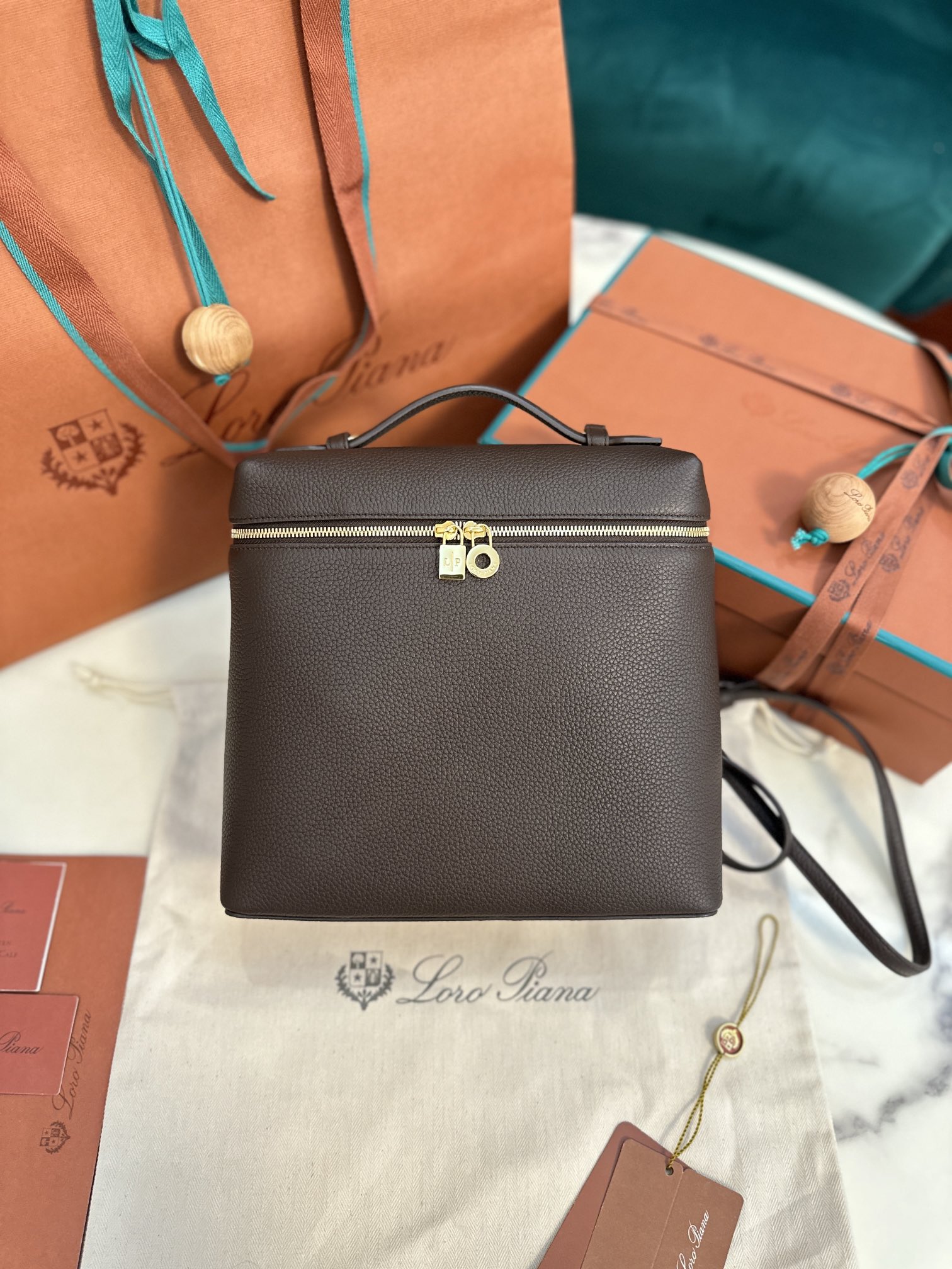 NO:187057,Extra Loro piana/Extra Pocket Backpack Top version Italian imported calfskin Deep-cut cocoa/chocolate gold buckle Original imported all-steel hardware Pair version zp Size: 23×21×8 cm Spot, DG, Dolce&Gabbana, loro piana, cowhide19860909特级 Loro piana/Extra Pocket Backpack 顶级版本 意大利原厂进口小牛皮 深巧可可/巧克力金扣 原厂进口全钢五金 对版zp 尺寸 : 23×21×8 cm 现货,DG,Dolce&Gabbana,loro piana,cowhide,Bag