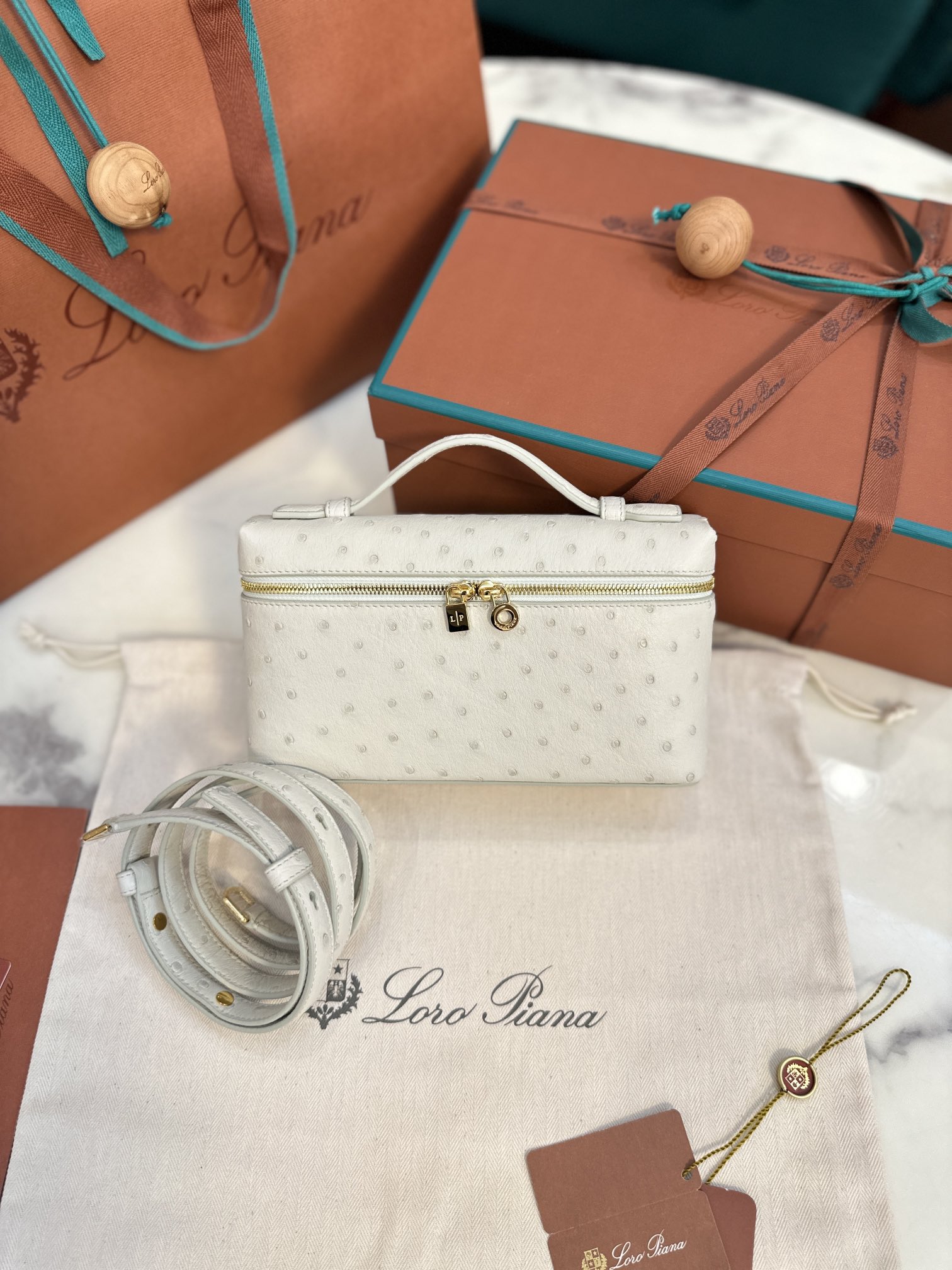 고급 타조 가죽, 양모, 플래티넘 버클을 선택하실 수 있습니다.