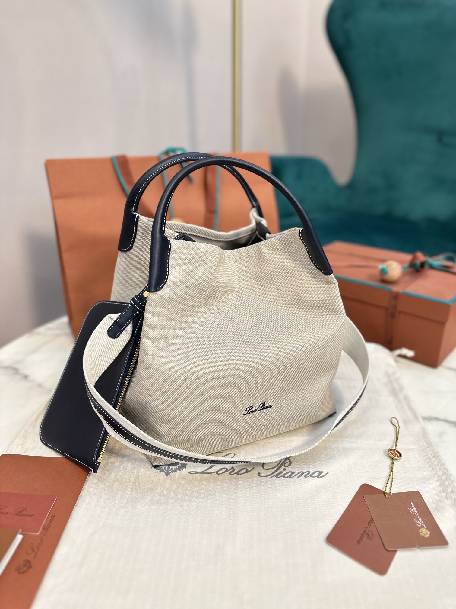 NO:187196,Extra Large Medium Small Loro Piana New Bale Large Canvas Imported Italian Calfskin Leather Soft and Comfort Original All-Steel Hardware Cotton and leather are combined with removable shoulder straps to wrap around the bag, can be used as a handbag, shoulder bag or cross-bowl Large: 24x20x27cm, DG, balenciaga, Dolce & Gabbana, loro pigaa, backpacks, cowhide19860909特级大号 中号 小号 Loro piana 新款 Bale 大号 帆布 意大利进口小牛皮 皮质柔软舒适 原厂全钢五金 棉质与皮革结合可拆卸肩带环绕包体,可作手提包、肩背包或者斜背包 大号:24x20x27cm,DG,balenciaga,Dolce&Gabbana,loro piana,backpacks,cowhide,Bag