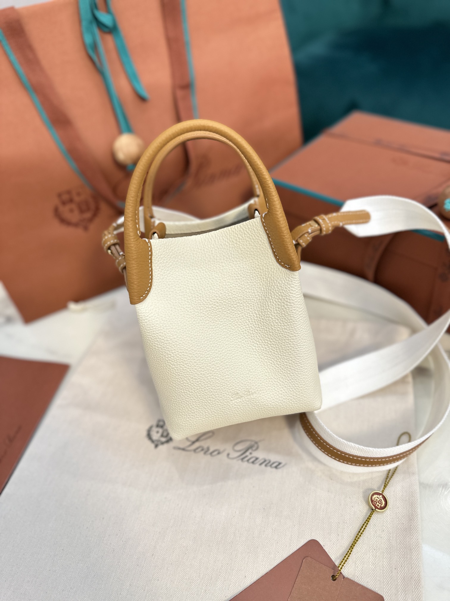 NO:187177,Extra Large Medium Small Loro Piana New Bale Mini Handbag Imported Calf leather soft and comfortable Original all-steel hardware Cotton and leather combine removable shoulder straps to wrap around the bag, can be used as a handbag, shoulder bag or cross-bowl Size 13*13*16 Whispering white with wheat light brown, DG, balenciaga, Dolce & Gabbana, loro pigaa, backpacks, cowhide19860909特级大号 中号 小号 Loro piana 新款 Bale 迷你手袋 意大利进口小牛皮 皮质柔软舒适 原厂全钢五金 棉质与皮革结合可拆卸肩带环绕包体,可作手提包、肩背包或者斜背包 尺寸13*13*16 低语白配麦浅棕色,DG,balenciaga,Dolce&Gabbana,loro piana,backpacks,cowhide,Bag