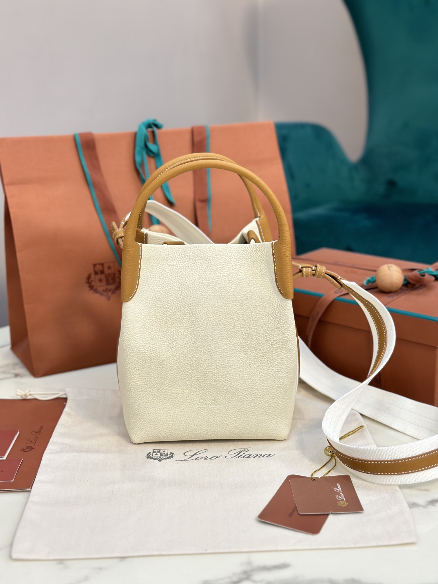 NO:187182,Extra Large Medium Small Loro Piana New Bale Medium Imported Calf leather Soft and comfortable Original all-steel hardware Cotton and leather combine to removable shoulder straps to wrap around the bag, can be used as a handbag, shoulder bag or cross-bowl Large: 24x20x27cm Medium: 17x17x21cm Small: 13x13x16cm Whisper white with wheat light brown, DG, balenciaga, Dolce & Gabbana, loro pigaa, backpacks, cowhide19860909特级大号 中号 小号 Loro piana 新款 Bale 中号 意大利进口小牛皮 皮质柔软舒适 原厂全钢五金 棉质与皮革结合可拆卸肩带环绕包体,可作手提包、肩背包或者斜背包 大号:24x20x27cm 中号:17x17x21cm 小号:13x13x16cm 低语白配麦浅棕色,DG,balenciaga,Dolce&Gabbana,loro piana,backpacks,cowhide,Bag