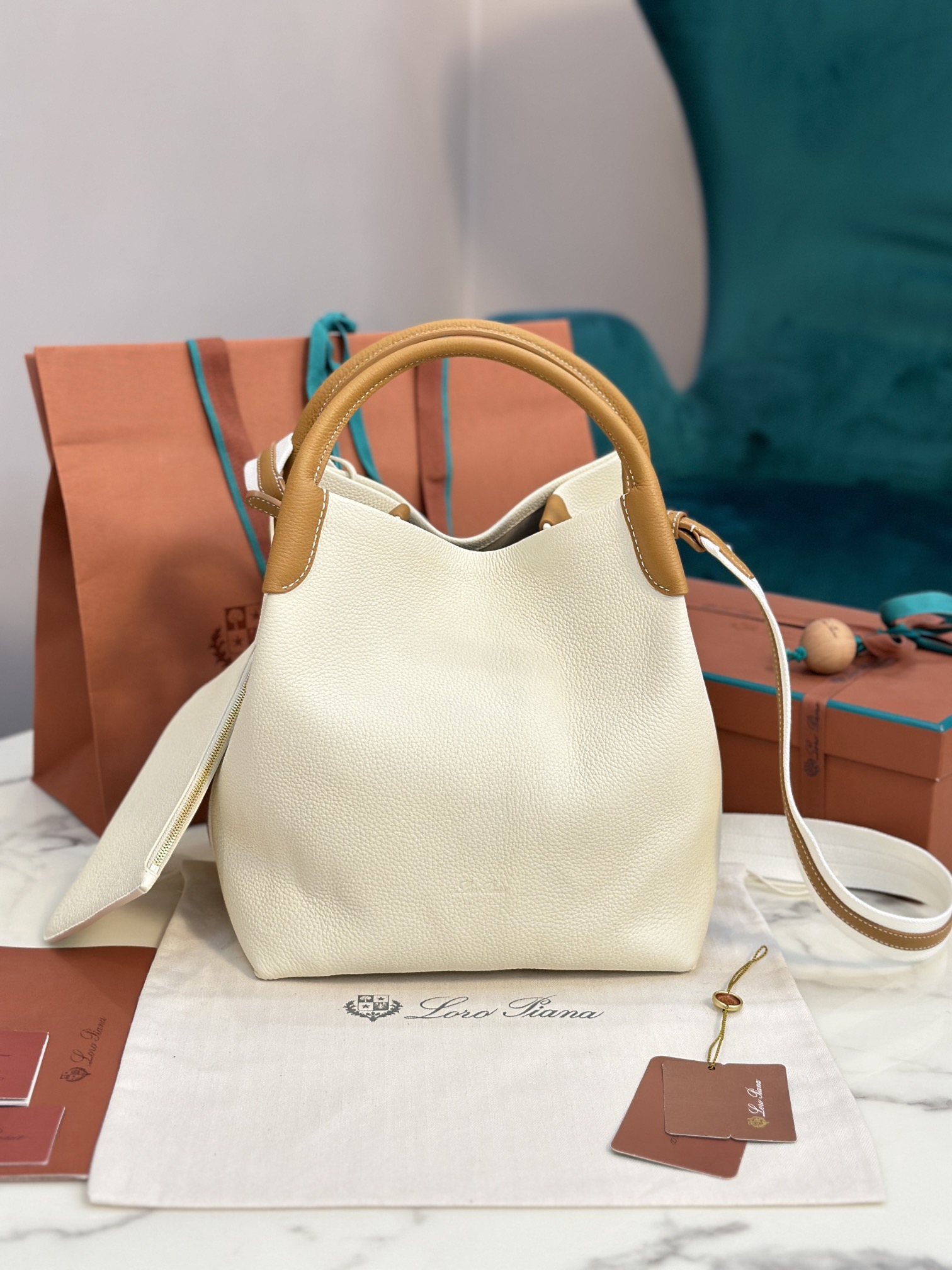 NO:187187,Extra Large Medium Small Loro Piana New Bale Large Warm Tan Imported Calf leather Soft and comfortable Original all-steel hardware Dust gray Cotton and leather combine to removable shoulder straps to wrap around the bag, can be used as a handbag, shoulder bag or cross-bowl Large: 24x20x27cm Medium: 17x17x21cm Small: 13x13x16cm, DG, balenciaga, Dolce&Gabbana, loro pigaa, backpacks, cowhide19860909特级大号 中号 小号 Loro piana 新款 Bale 大号 暖棕褐色 意大利进口小牛皮 皮质柔软舒适 原厂全钢五金 尘灰色 棉质与皮革结合可拆卸肩带环绕包体,可作手提包、肩背包或者斜背包 大号:24x20x27cm 中号:17x17x21cm 小号:13x13x16cm,DG,balenciaga,Dolce&Gabbana,loro piana,backpacks,cowhide,Bag