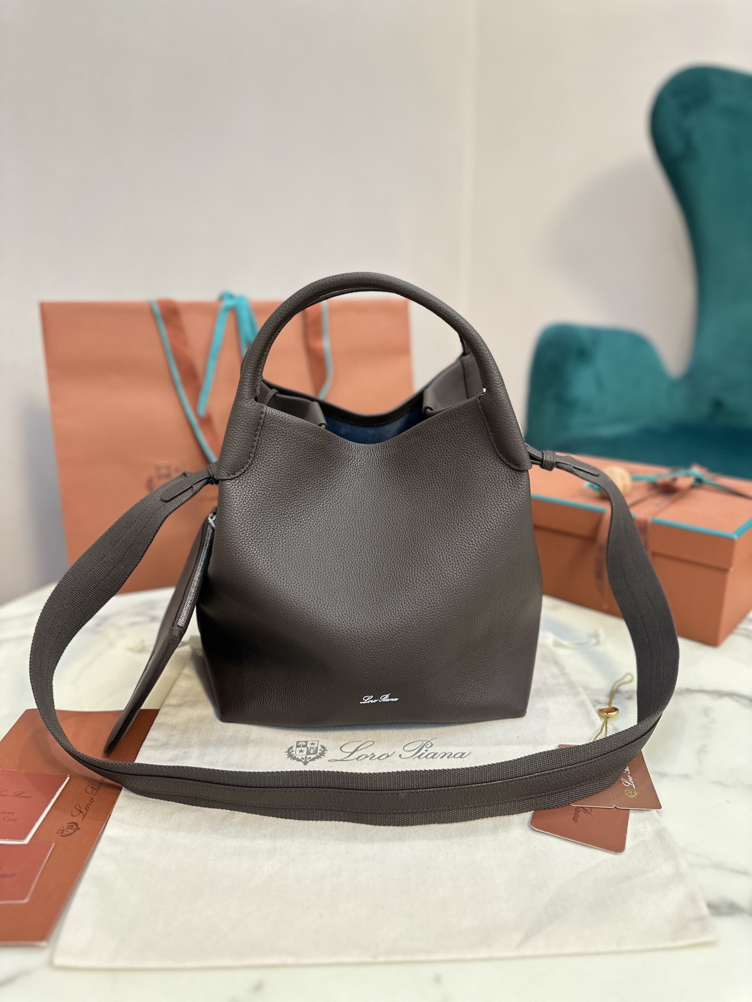 NO:187201,Extra Large Medium Small Loro Piana New Bale Large Deep Cocoa Imported Calf leather Soft and comfortable Original all-steel hardware Dust gray Cotton and leather combine to removable shoulder straps to wrap around the bag, can be used as a handbag, shoulder bag or cross-bowl Large: 24x20x27cm Medium: 17x17x21cm Small: 13x13x16cm, DG, balenciaga, Dolce&Gabbana, loro pigaa, backpacks, cowhide19860909特级大号 中号 小号 Loro piana 新款 Bale 大号 深巧可可 意大利进口小牛皮 皮质柔软舒适 原厂全钢五金 尘灰色 棉质与皮革结合可拆卸肩带环绕包体,可作手提包、肩背包或者斜背包 大号:24x20x27cm 中号:17x17x21cm 小号:13x13x16cm,DG,balenciaga,Dolce&Gabbana,loro piana,backpacks,cowhide,Bag