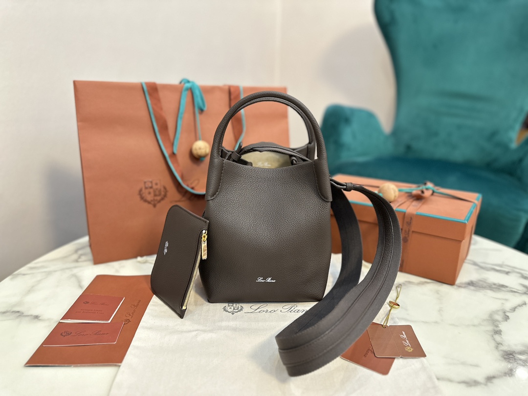 NO:187206,Extra Large Medium Small Loro Piana New Bale Medium Deep Cocoa Imported Calf leather Soft and comfortable Original all-steel hardware Dust gray Cotton and leather combine to removable shoulder straps to wrap around the bag, can be used as a handbag, shoulder bag or cross-bowl Large: 24x20x27cm Medium: 17x17x21cm Small: 13x13x16cm, DG, balenciaga, Dolce&Gabbana, loro pigaa, backpacks, cowhide19860909特级大号 中号 小号 Loro piana 新款 Bale 中号 深巧可可 意大利进口小牛皮 皮质柔软舒适 原厂全钢五金 尘灰色 棉质与皮革结合可拆卸肩带环绕包体,可作手提包、肩背包或者斜背包 大号:24x20x27cm 中号:17x17x21cm 小号:13x13x16cm,DG,balenciaga,Dolce&Gabbana,loro piana,backpacks,cowhide,Bag