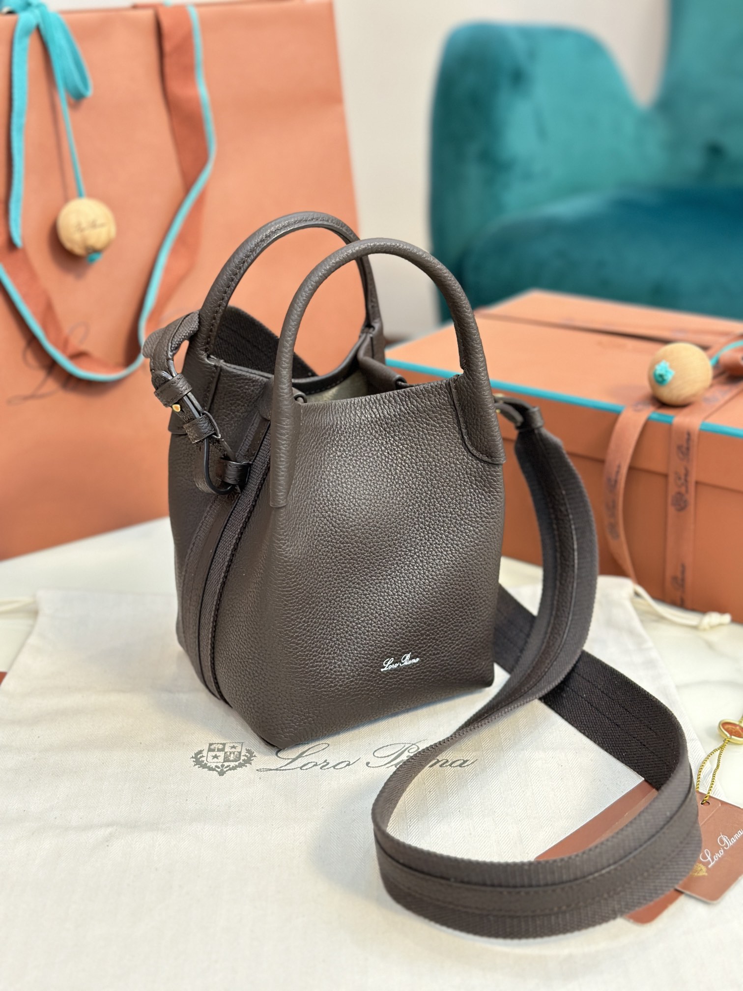 NO:187211,Extra Large Medium Small Loro Piana New Bale Small Dark Cocoa Imported Calf leather Soft and comfortable Original all-steel hardware Dust gray Cotton and leather combine to removable shoulder straps to wrap around the bag, can be used as a handbag, shoulder bag or cross-bowl Large: 24x20x27cm Medium: 17x17x21cm Small: 13x13x16cm, DG, balenciaga, Dolce&Gabbana, loro pigaa, backpacks, cowhide19860909特级大号 中号 小号 Loro piana 新款 Bale 小号 深巧可可 意大利进口小牛皮 皮质柔软舒适 原厂全钢五金 尘灰色 棉质与皮革结合可拆卸肩带环绕包体,可作手提包、肩背包或者斜背包 大号:24x20x27cm 中号:17x17x21cm 小号:13x13x16cm,DG,balenciaga,Dolce&Gabbana,loro piana,backpacks,cowhide,Bag