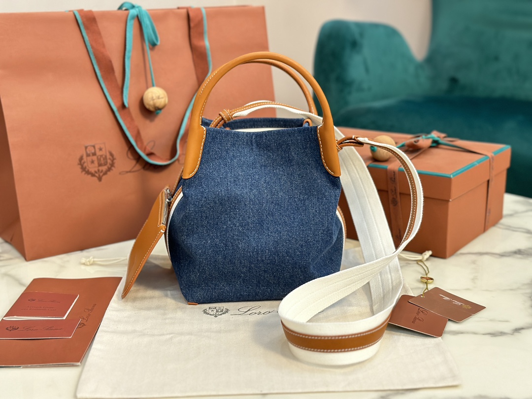 NO:187171,Extra Large Medium Small Loro Piana New Bale Medium Niuzi Cloth Series Large and Medium Size Original all-steel hardware Cotton and leather combine to removable shoulder straps to wrap around the bag, can be used as a handbag, shoulder bag or cross-bowl Large: 24x20x27cm Medium: 17x17x21cm, DG, balenciaga, Dolce&Gabbana, loro pigaa, backpacks19860909特级大号 中号 小号 Loro piana 新款 Bale 中号 牛子布系列 大号、中号两个尺寸 原厂全钢五金 棉质与皮革结合可拆卸肩带环绕包体,可作手提包、肩背包或者斜背包 大号:24x20x27cm 中号:17x17x21cm,DG,balenciaga,Dolce&Gabbana,loro piana,backpacks,Bag