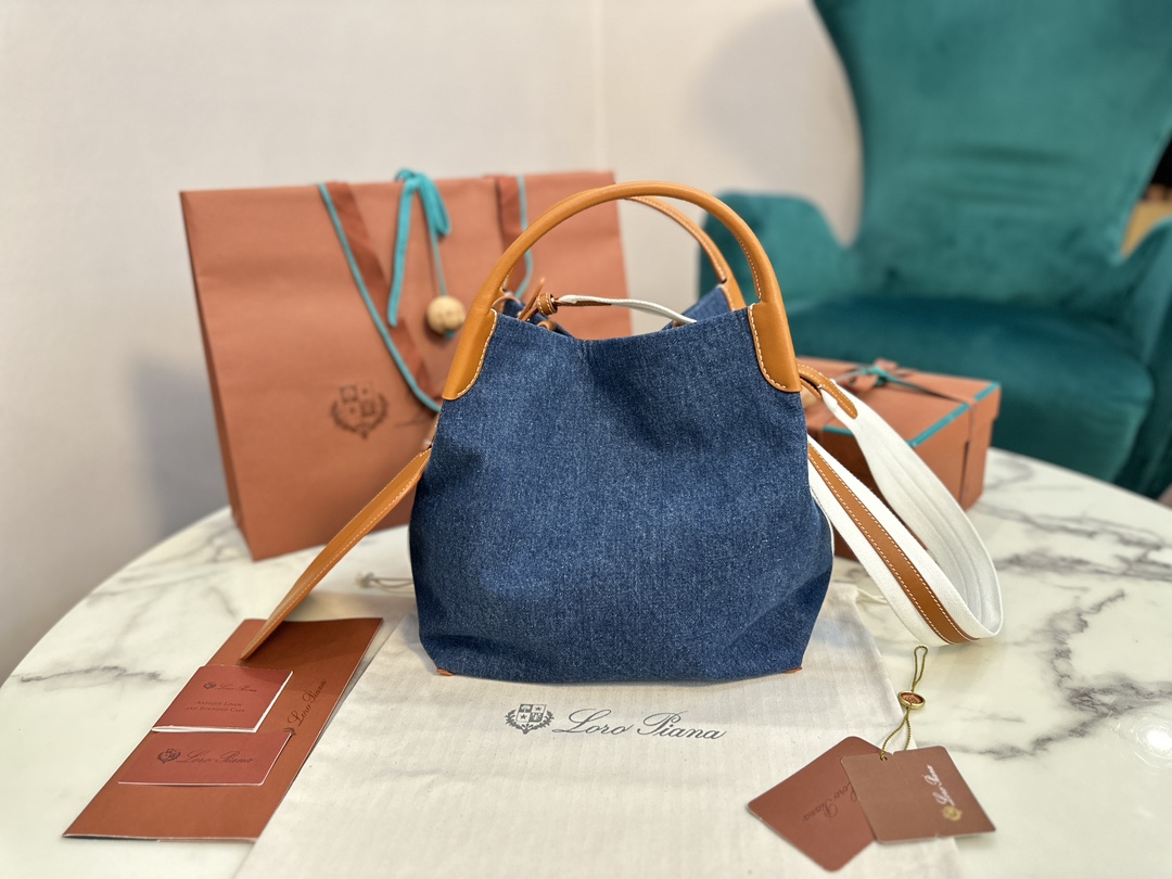 NO:187216,Extra Large Medium Small Loro Piana New Bale Large Niuzi Cloth Series Large and Medium Size Original all-steel hardware Cotton and leather combine to removable shoulder straps to wrap around the bag, can be used as a handbag, shoulder bag or cross-bowl Large: 24x20x27cm Medium: 17x17x21cm, DG, balenciaga, Dolce&Gabbana, loro pigaa, backpacks19860909特级大号 中号 小号 Loro piana 新款 Bale 大号 牛子布系列 大号、中号两个尺寸 原厂全钢五金 棉质与皮革结合可拆卸肩带环绕包体,可作手提包、肩背包或者斜背包 大号:24x20x27cm 中号:17x17x21cm,DG,balenciaga,Dolce&Gabbana,loro piana,backpacks,Bag