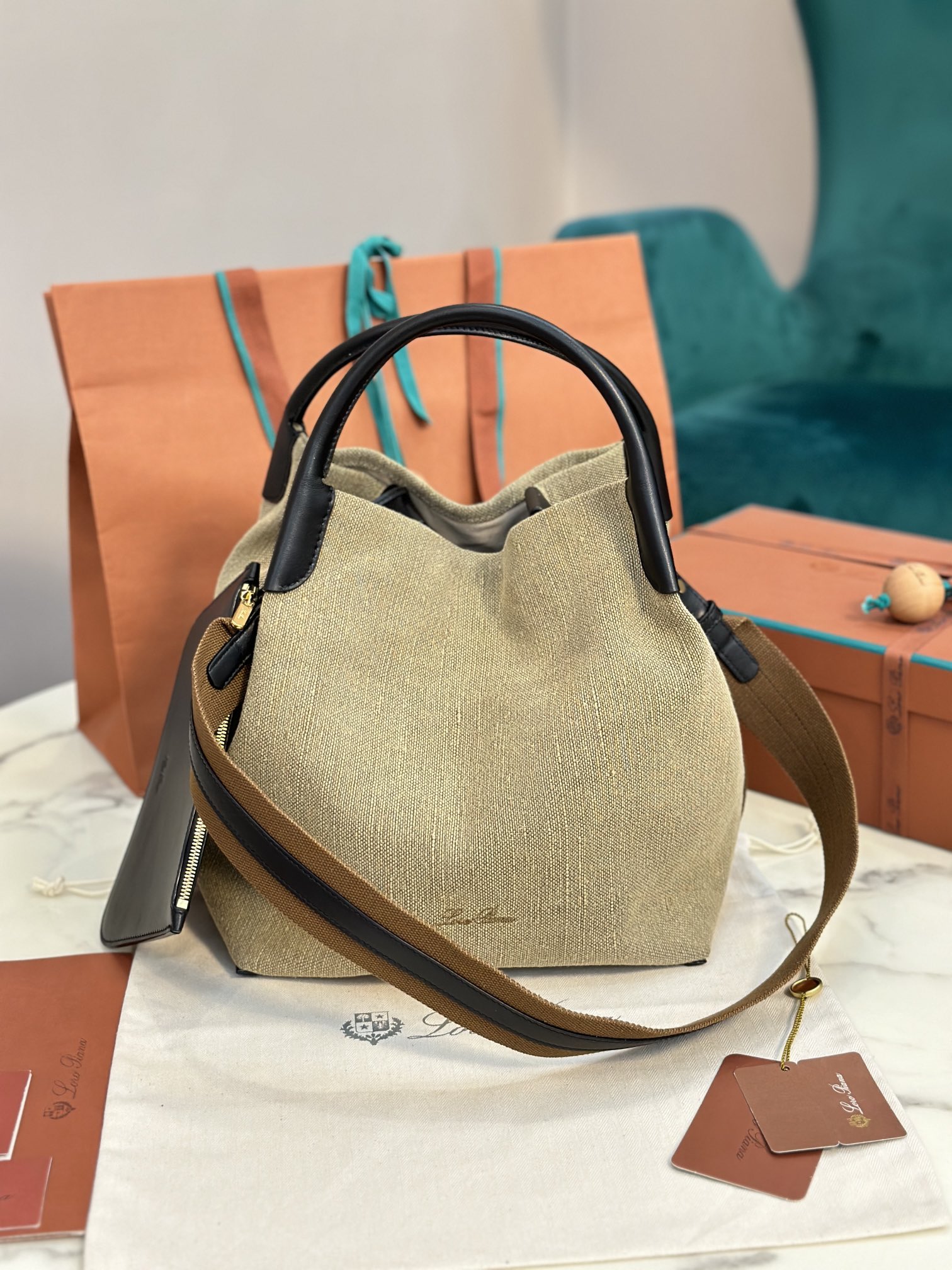 NO:187192,Extra Large Medium Small Loro Piana New Bale Large Canvas Series Large, Medium and Mini Three sizes Original all-steel hardware Cotton and leather combine to removable shoulder straps to wrap around the bag, can be used as a handbag, shoulder bag or cross-bowl Large: 24x20x27cm Medium: 17x17x21cm, DG, balenciaga, Dolce&Gabbana, loro pigaa, backpacks19860909特级大号 中号 小号 Loro piana 新款 Bale 大号 帆布系列 大号、中号、mini三个尺寸 原厂全钢五金 棉质与皮革结合可拆卸肩带环绕包体,可作手提包、肩背包或者斜背包 大号:24x20x27cm 中号:17x17x21cm,DG,balenciaga,Dolce&Gabbana,loro piana,backpacks,Bag