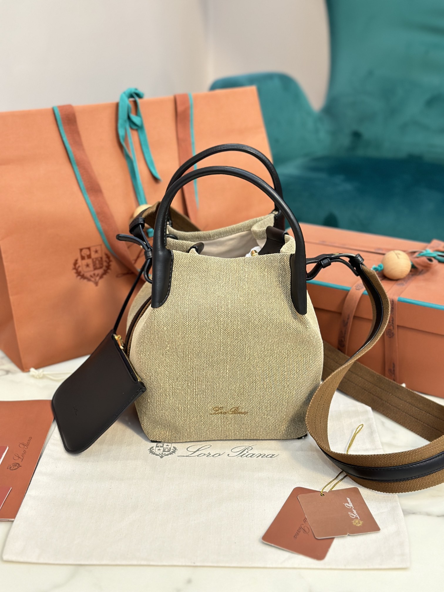 NO:187202,Extra Large Medium Small Loro Piana New Bale Medium Canvas Series Large and Medium Two sizes Original all-steel hardware Cotton and leather combine removable shoulder straps to wrap around the bag, can be used as a handbag, shoulder bag or cross-bowl Large: 24x20x27cm Medium: 17x17x21cm, DG, balenciaga, Dolce&Gabbana, loro pigaa, backpacks19860909特级大号 中号 小号 Loro piana 新款 Bale 中号 帆布系列 大号、中号两个尺寸 原厂全钢五金 棉质与皮革结合可拆卸肩带环绕包体,可作手提包、肩背包或者斜背包 大号:24x20x27cm 中号:17x17x21cm,DG,balenciaga,Dolce&Gabbana,loro piana,backpacks,Bag