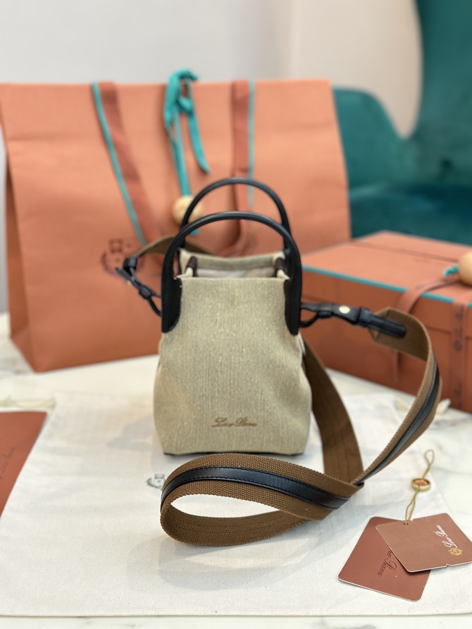 NO:187197,Extra Large Medium Small Loro Piana New Bale mini Canvas Series Large and Medium Size Original all-steel hardware Cotton and leather combine to removable shoulder straps to wrap around the bag, can be used as a handbag, shoulder bag or cross-bowl Large: 24x20x27cm Medium: 17x17x21cm, DG, balenciaga, Dolce&Gabbana, loro pigaa, backpacks19860909特级大号 中号 小号 Loro piana 新款 Bale mini 帆布系列 大号、中号两个尺寸 原厂全钢五金 棉质与皮革结合可拆卸肩带环绕包体,可作手提包、肩背包或者斜背包 大号:24x20x27cm 中号:17x17x21cm,DG,balenciaga,Dolce&Gabbana,loro piana,backpacks,Bag