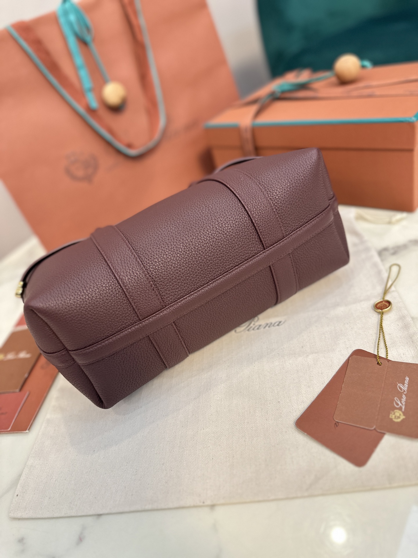 Review of Loro Piana’s Super-Capacity Granular Leather Ghiera Shopper - 图片 6