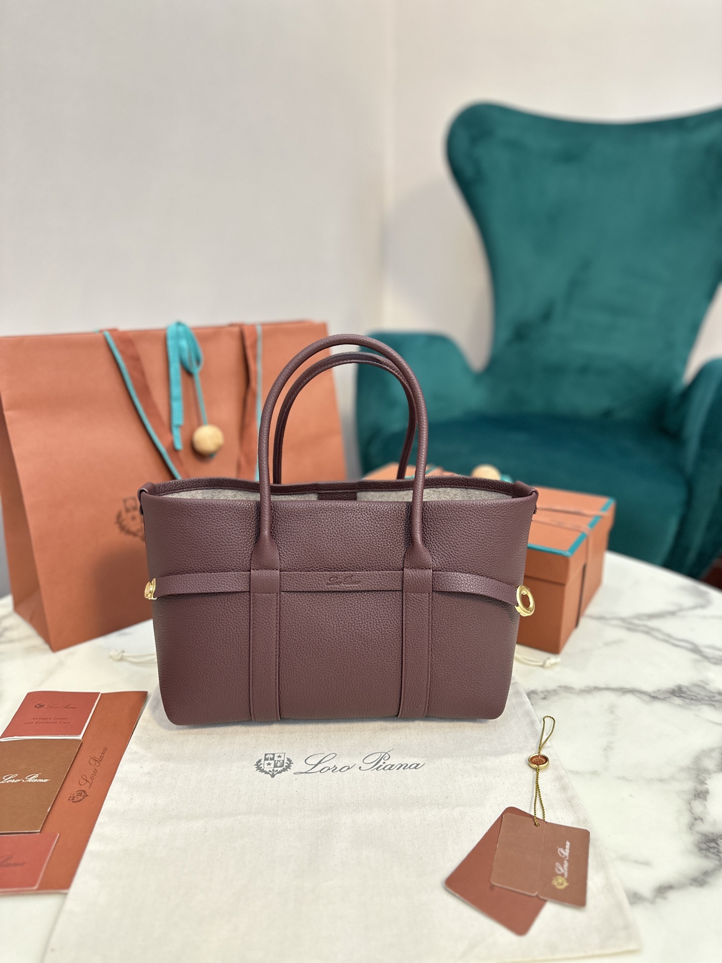 Review of Loro Piana’s Super-Capacity Granular Leather Ghiera Shopper - 图片 2