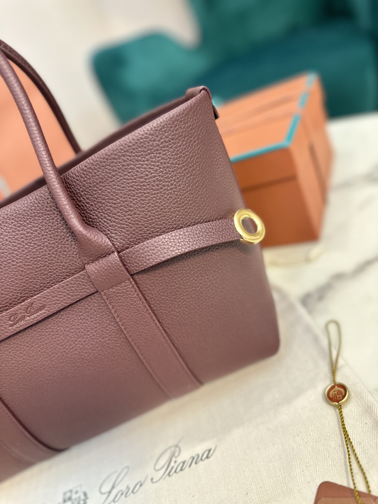 Review of Loro Piana’s Super-Capacity Granular Leather Ghiera Shopper - 图片 4