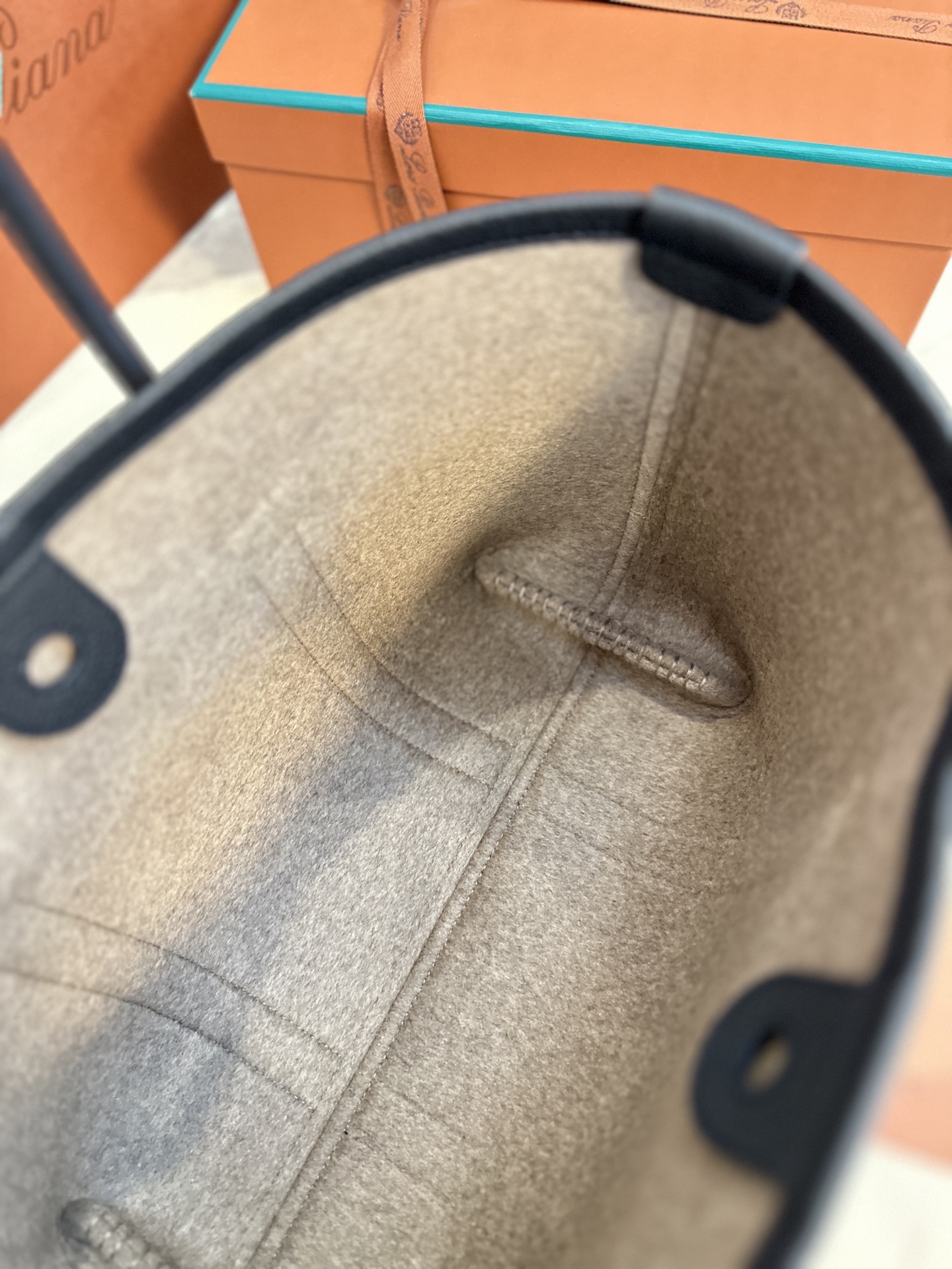 Loro Piana Ghiera Shopper: Stylish Super-Capacity Leather Bag with Unique Button Detail - 图片 8