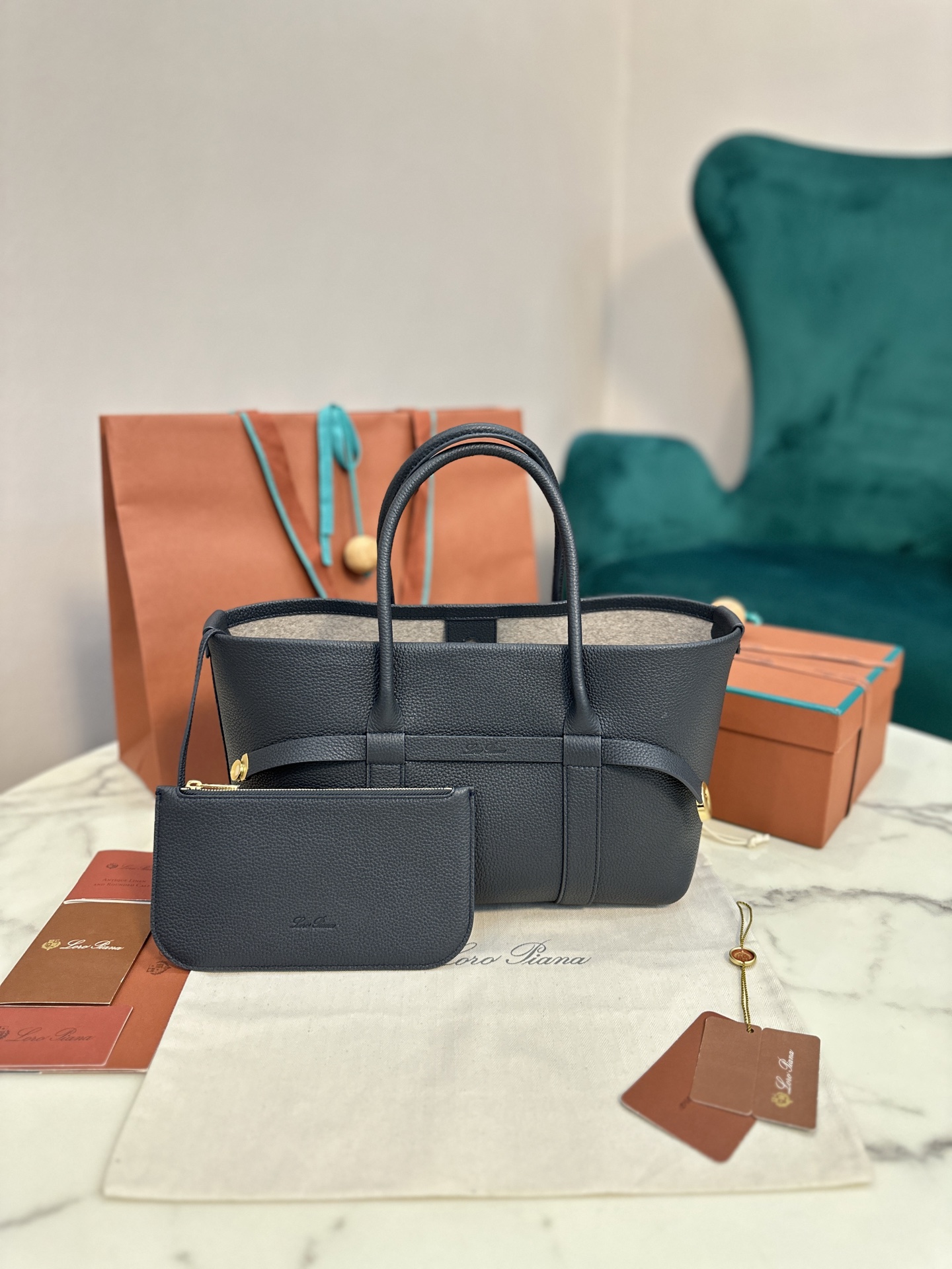 Loro Piana Ghiera Shopper: Stylish Super-Capacity Leather Bag with Unique Button Detail - 图片 1