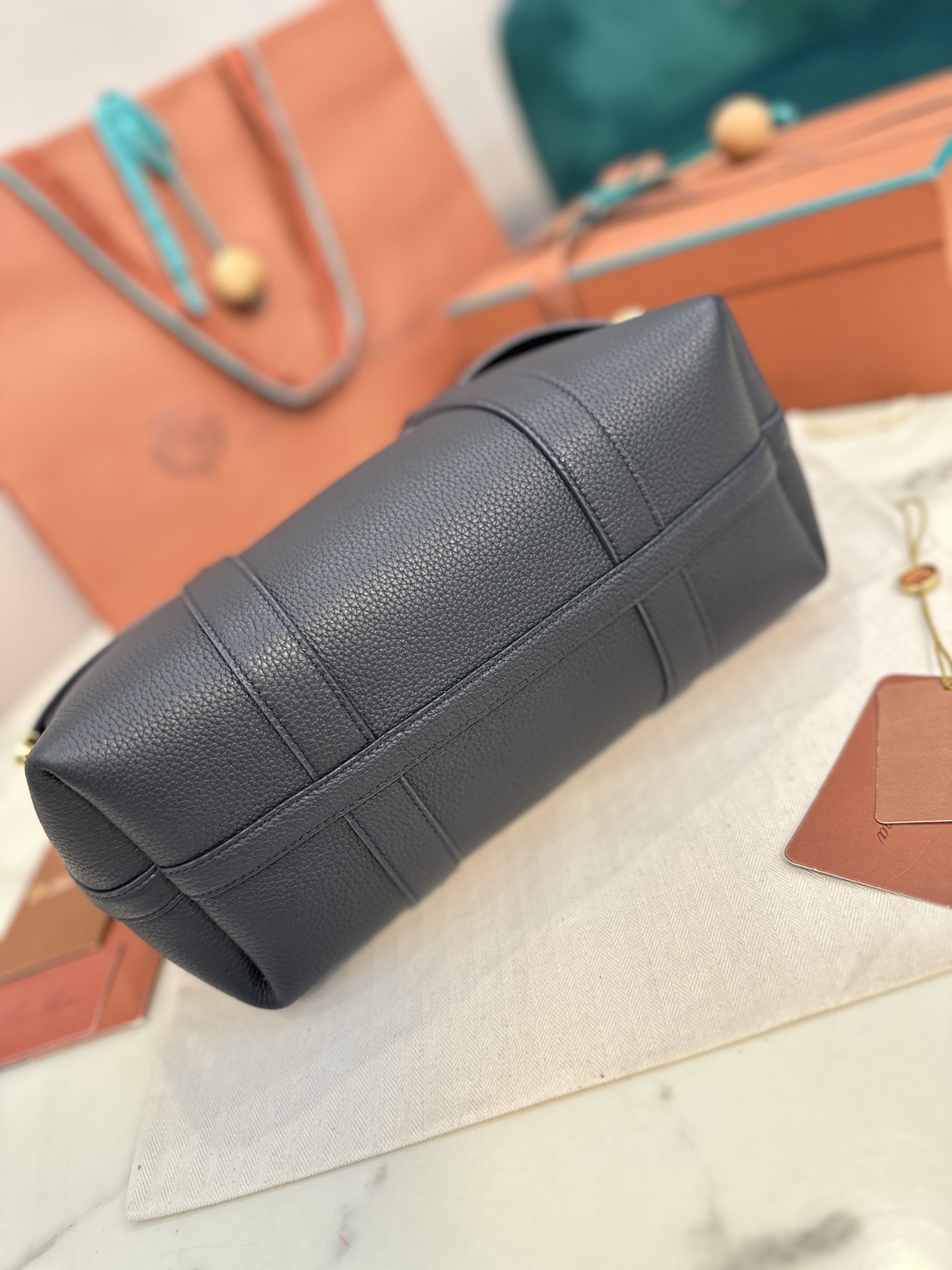 Loro Piana Ghiera Shopper: Stylish Super-Capacity Leather Bag with Unique Button Detail - 图片 7