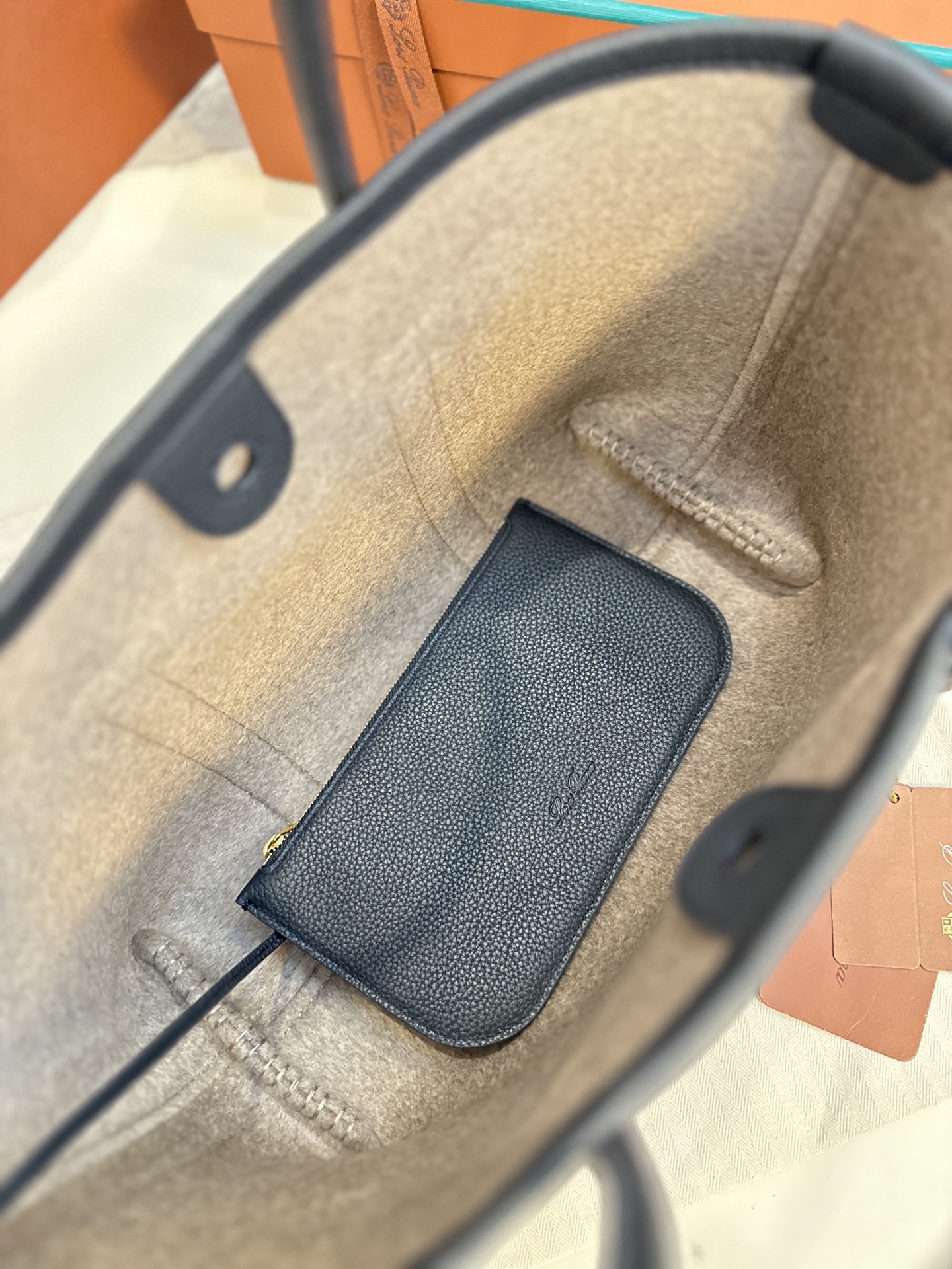 Loro Piana Ghiera Shopper: Stylish Super-Capacity Leather Bag with Unique Button Detail - 图片 6