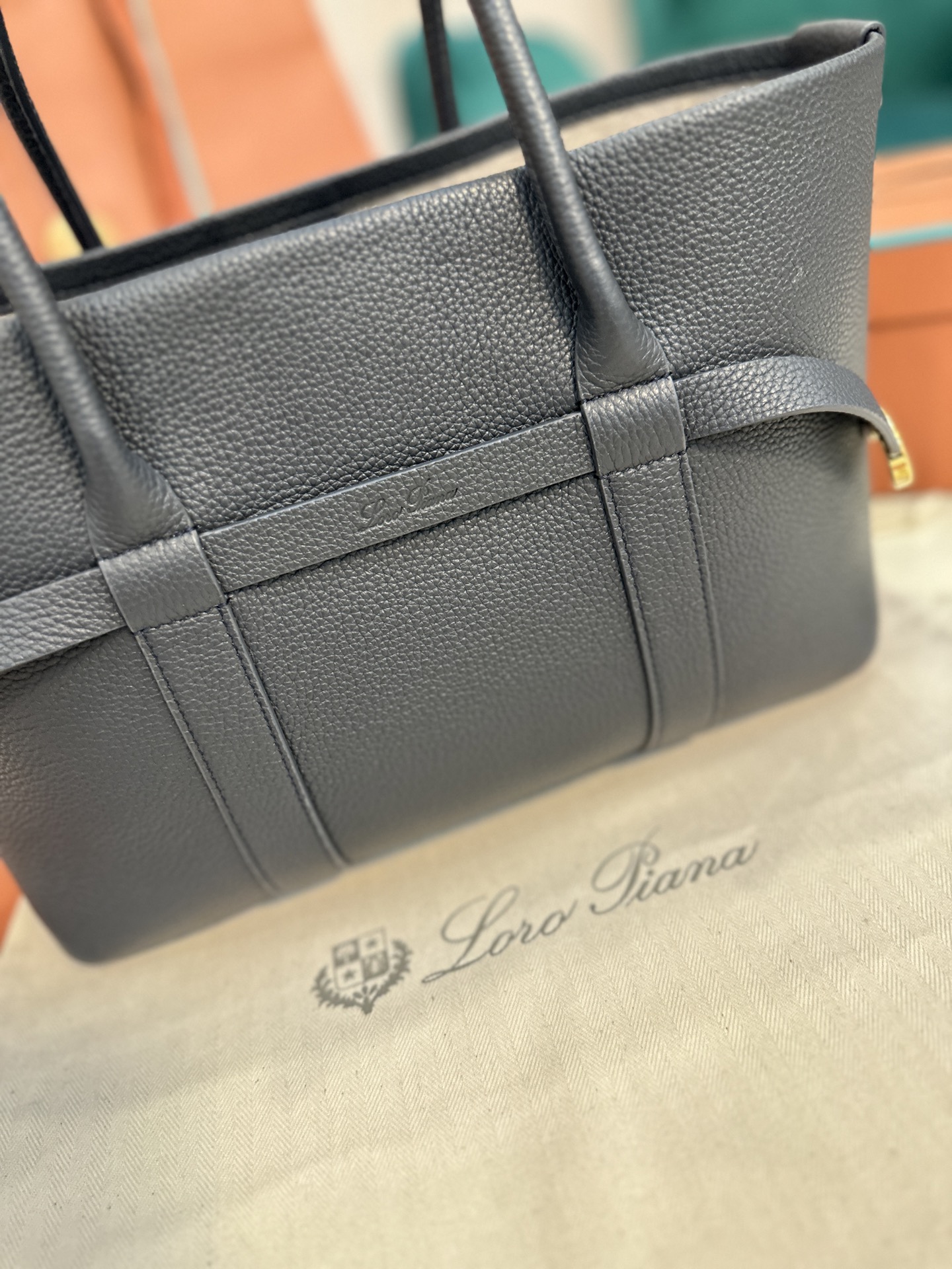 Loro Piana Ghiera Shopper: Stylish Super-Capacity Leather Bag with Unique Button Detail - 图片 3