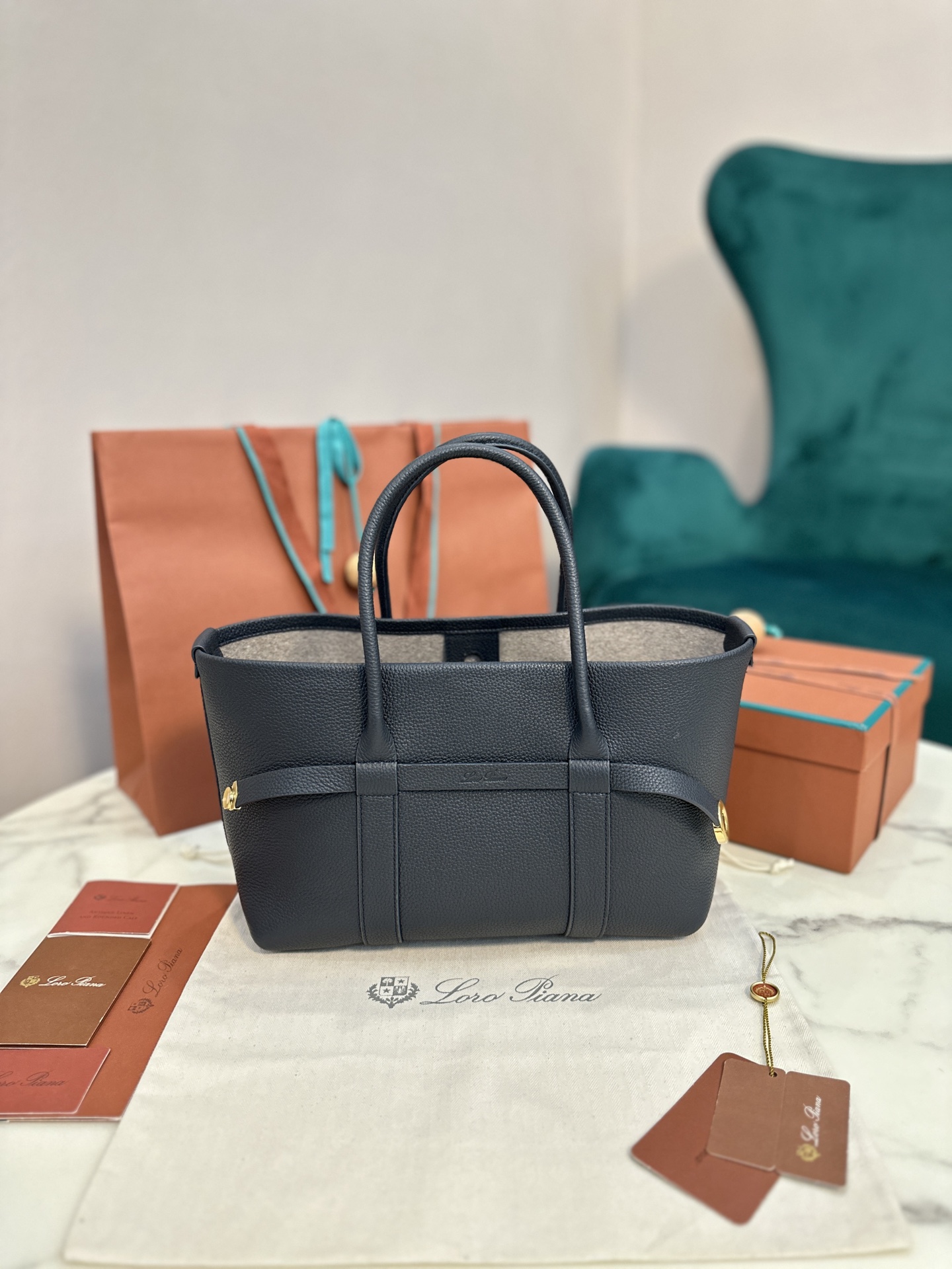 Loro Piana Ghiera Shopper: Stylish Super-Capacity Leather Bag with Unique Button Detail - 图片 2