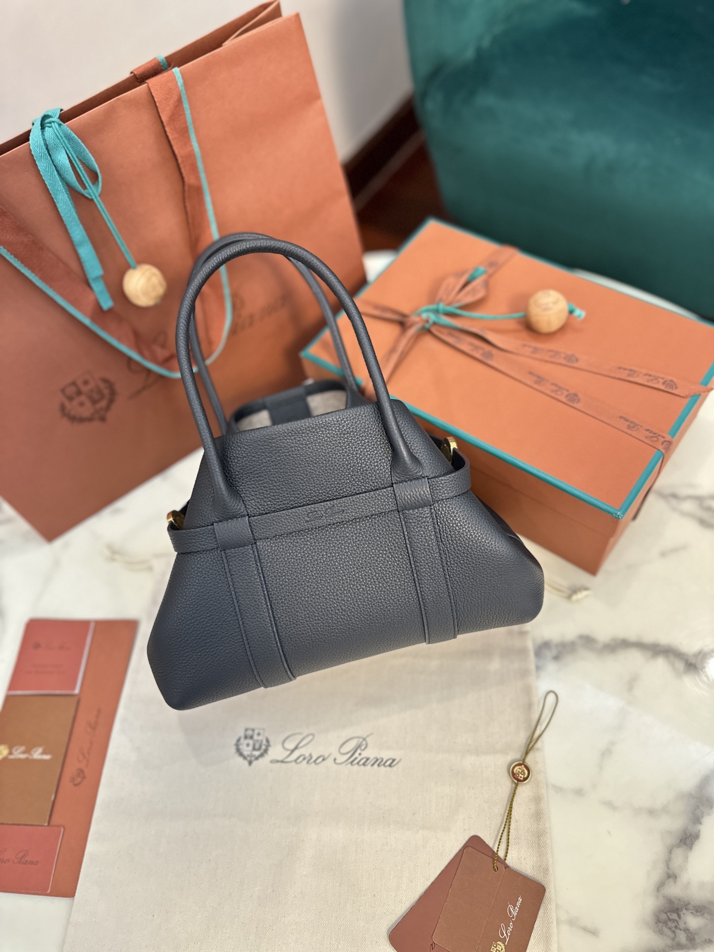 Loro Piana Ghiera Shopper: Stylish Super-Capacity Leather Bag with Unique Button Detail - 图片 9