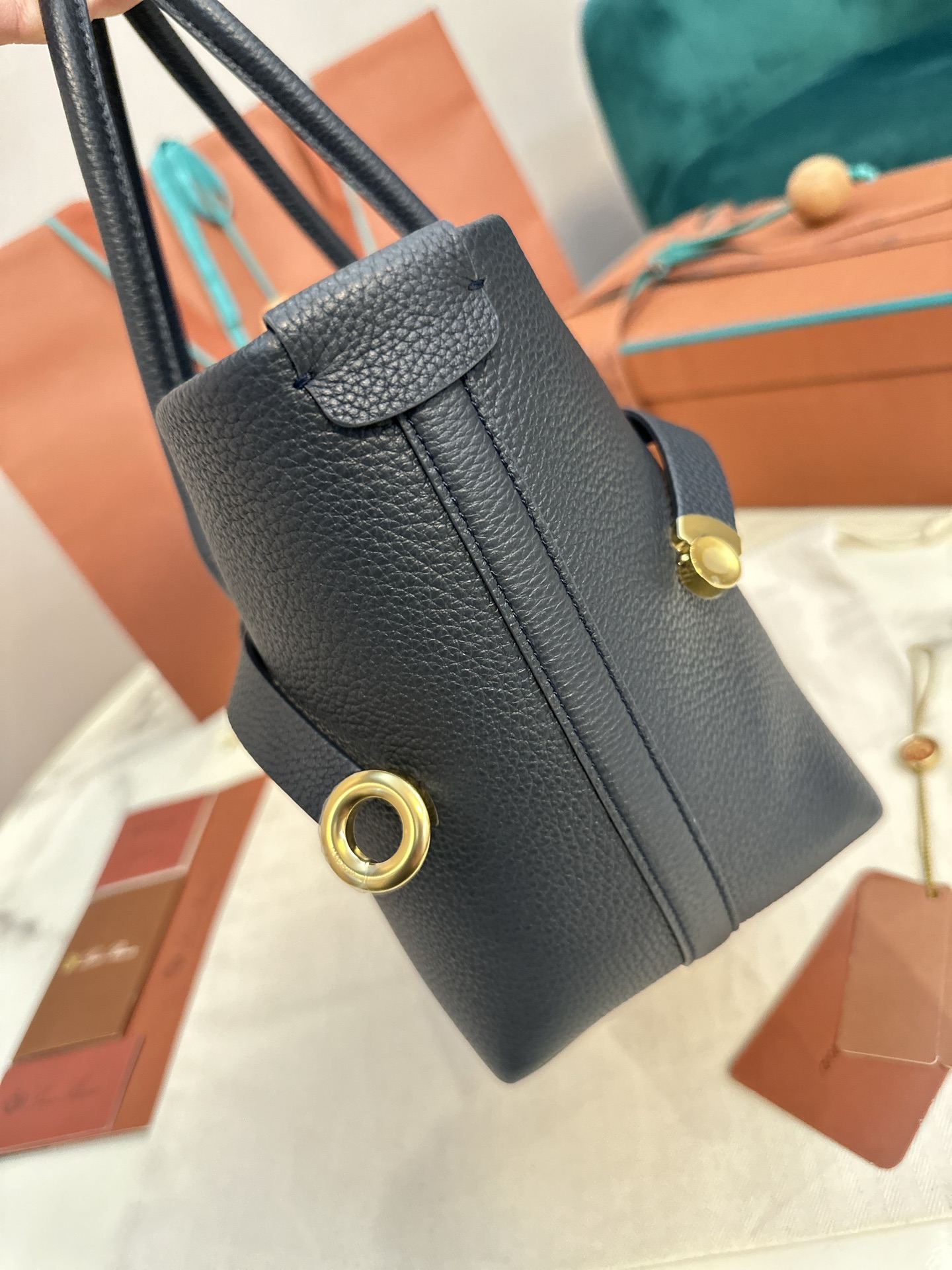 Loro Piana Ghiera Shopper: Stylish Super-Capacity Leather Bag with Unique Button Detail - 图片 5