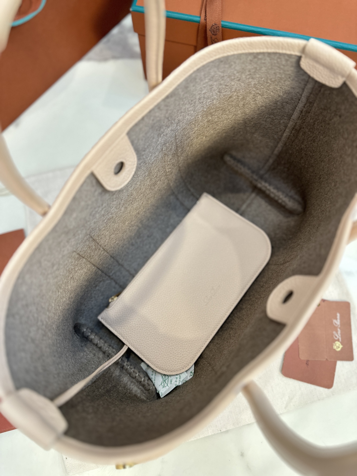 Loro Piana Ghiera Shopper: Super-Capacity Leather Bag with Stylish Button Detail - 图片 7