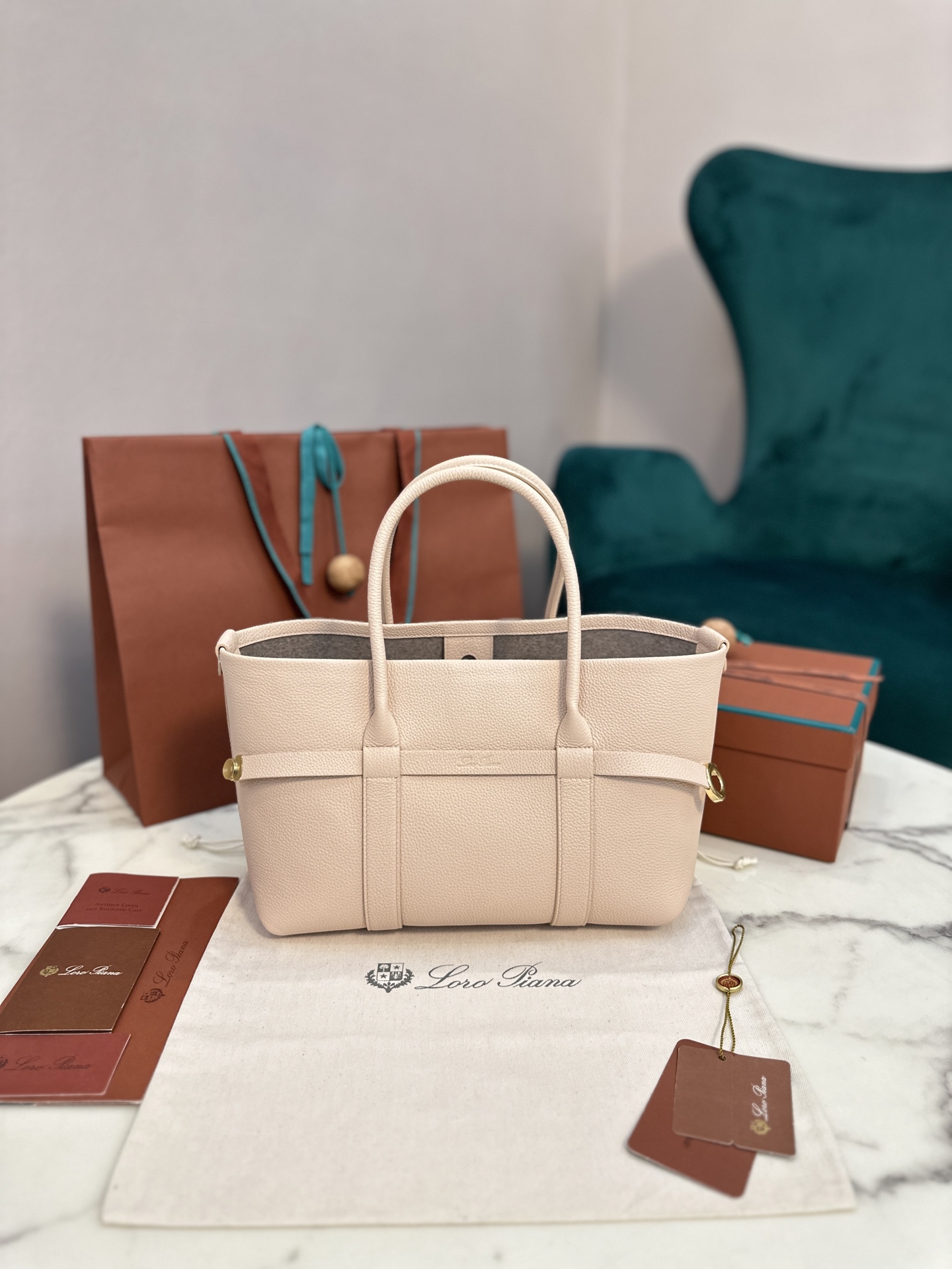 Loro Piana Ghiera Shopper: Super-Capacity Leather Bag with Stylish Button Detail - 图片 2