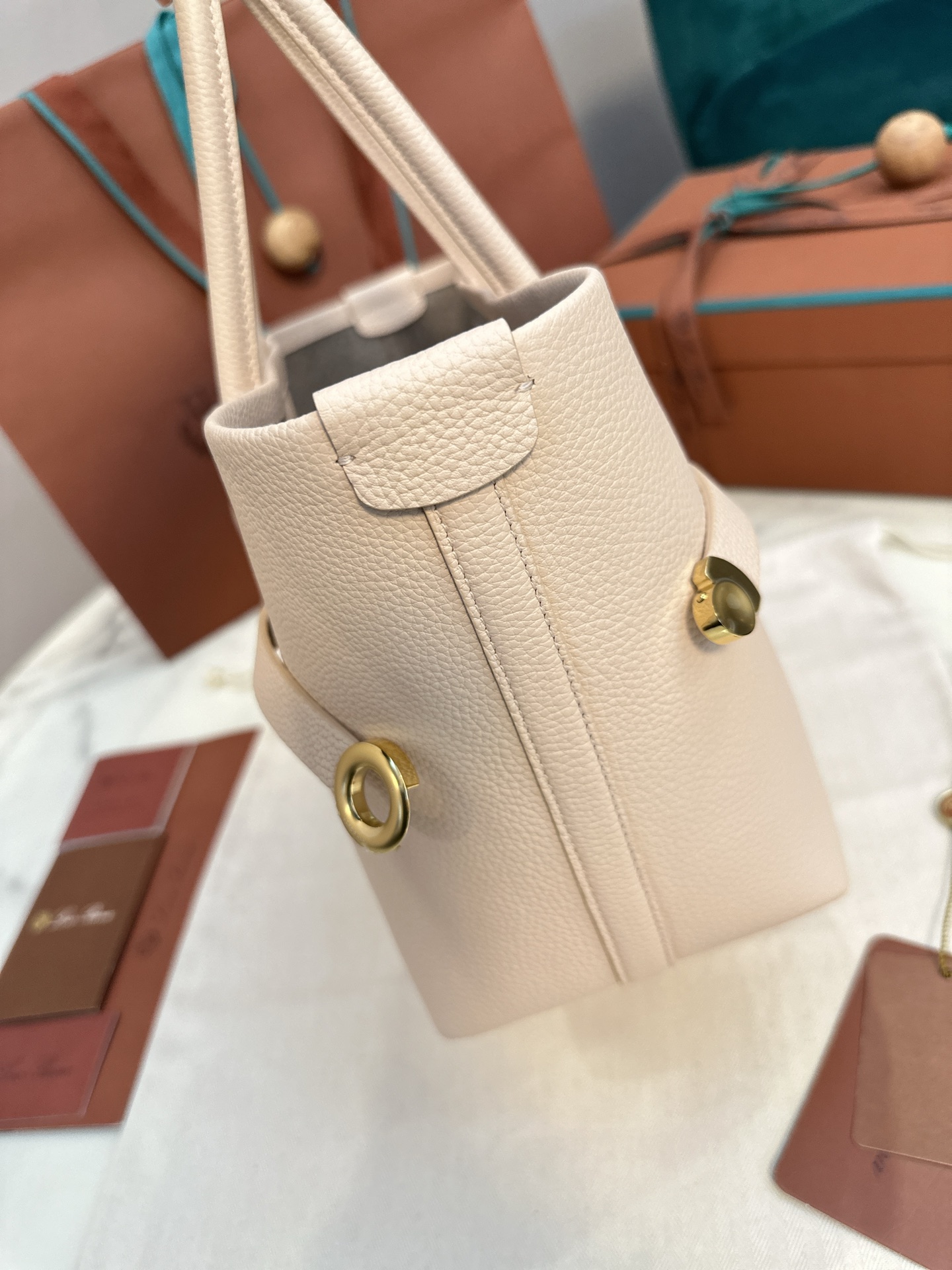 Loro Piana Ghiera Shopper: Super-Capacity Leather Bag with Stylish Button Detail - 图片 5