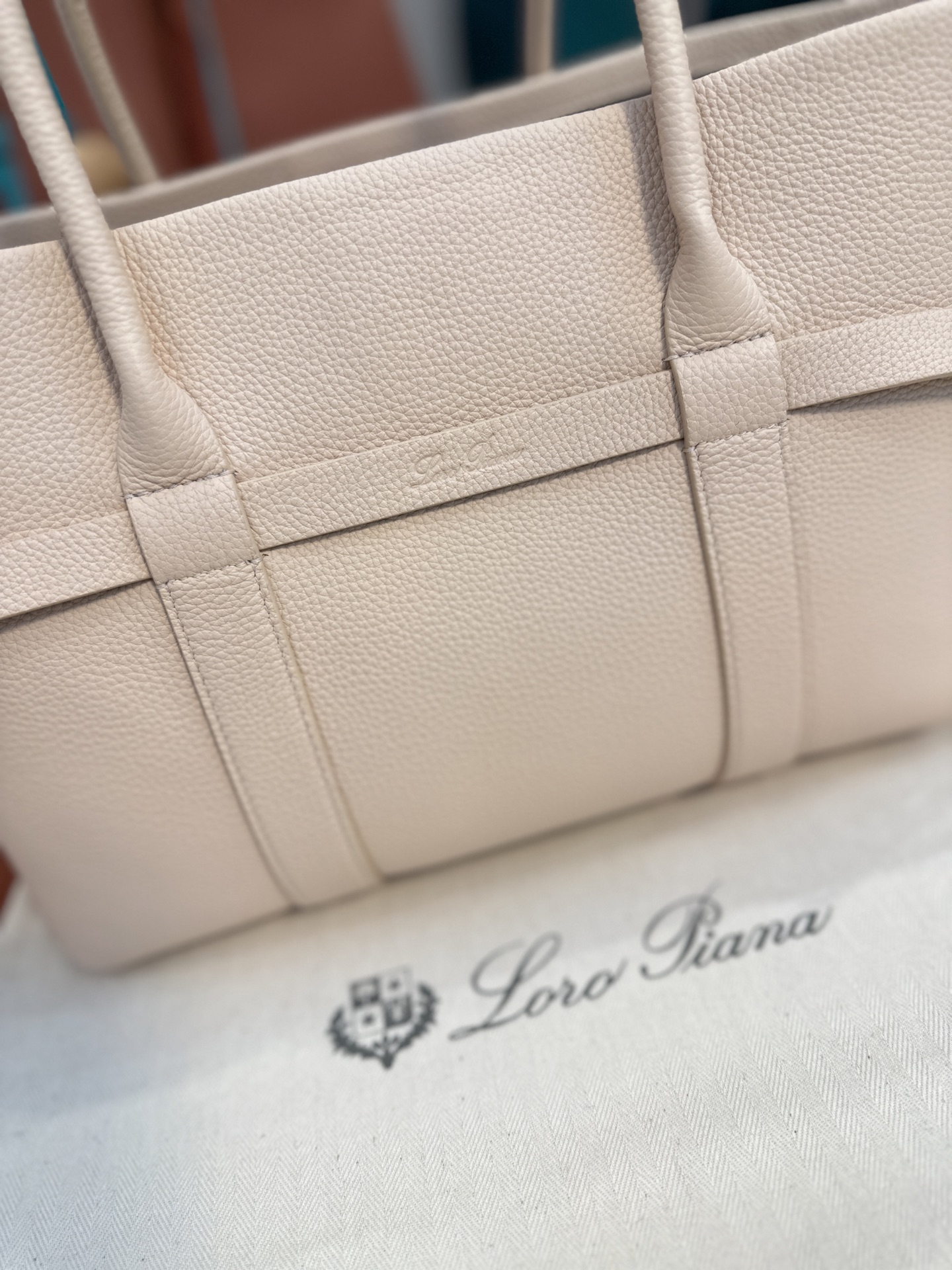 Loro Piana Ghiera Shopper: Super-Capacity Leather Bag with Stylish Button Detail - 图片 3