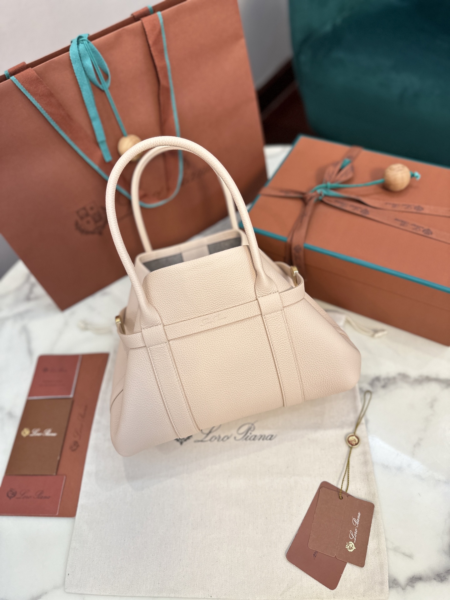 Loro Piana Ghiera Shopper: Super-Capacity Leather Bag with Stylish Button Detail - 图片 9