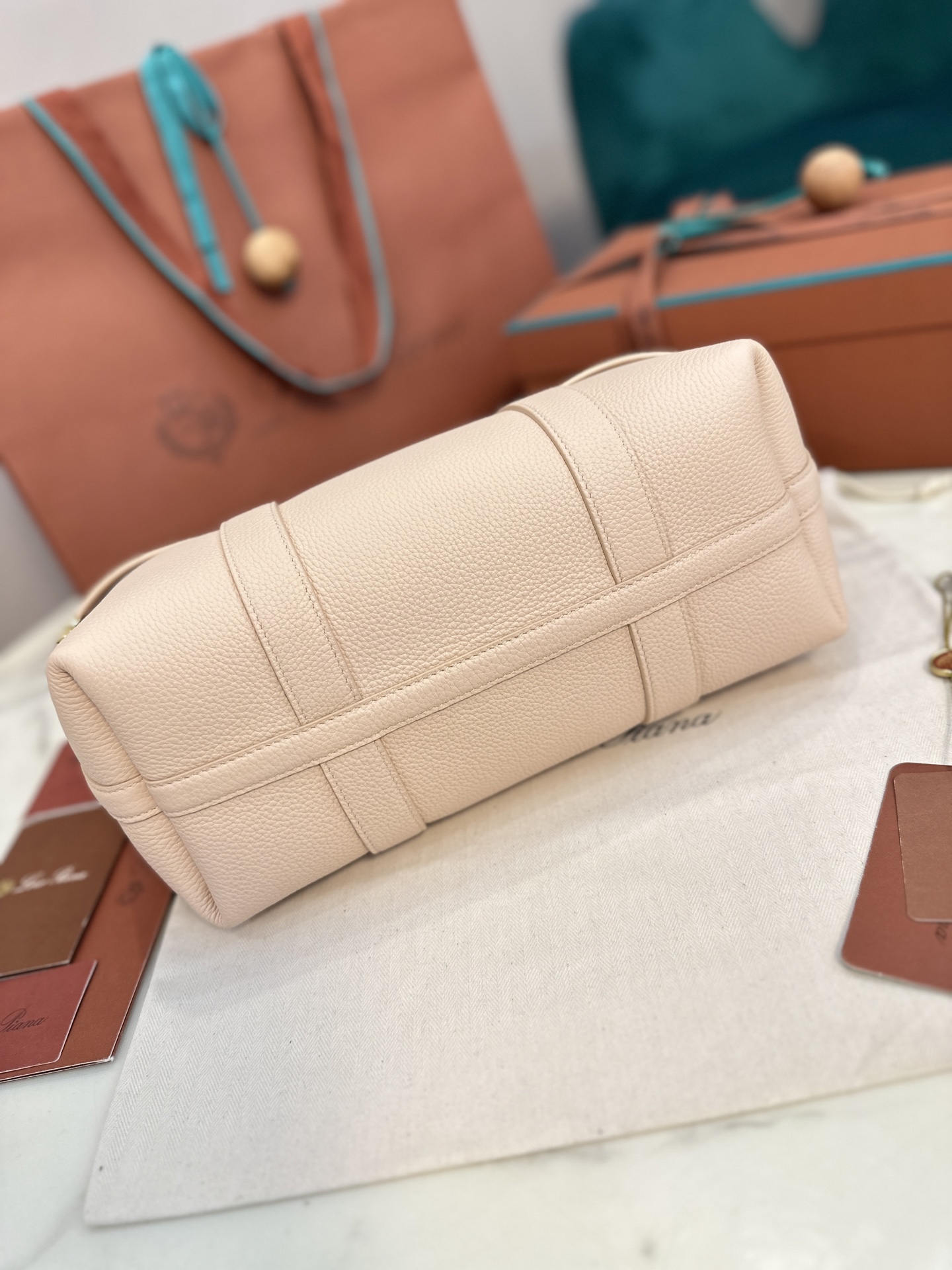 Loro Piana Ghiera Shopper: Super-Capacity Leather Bag with Stylish Button Detail - 图片 6