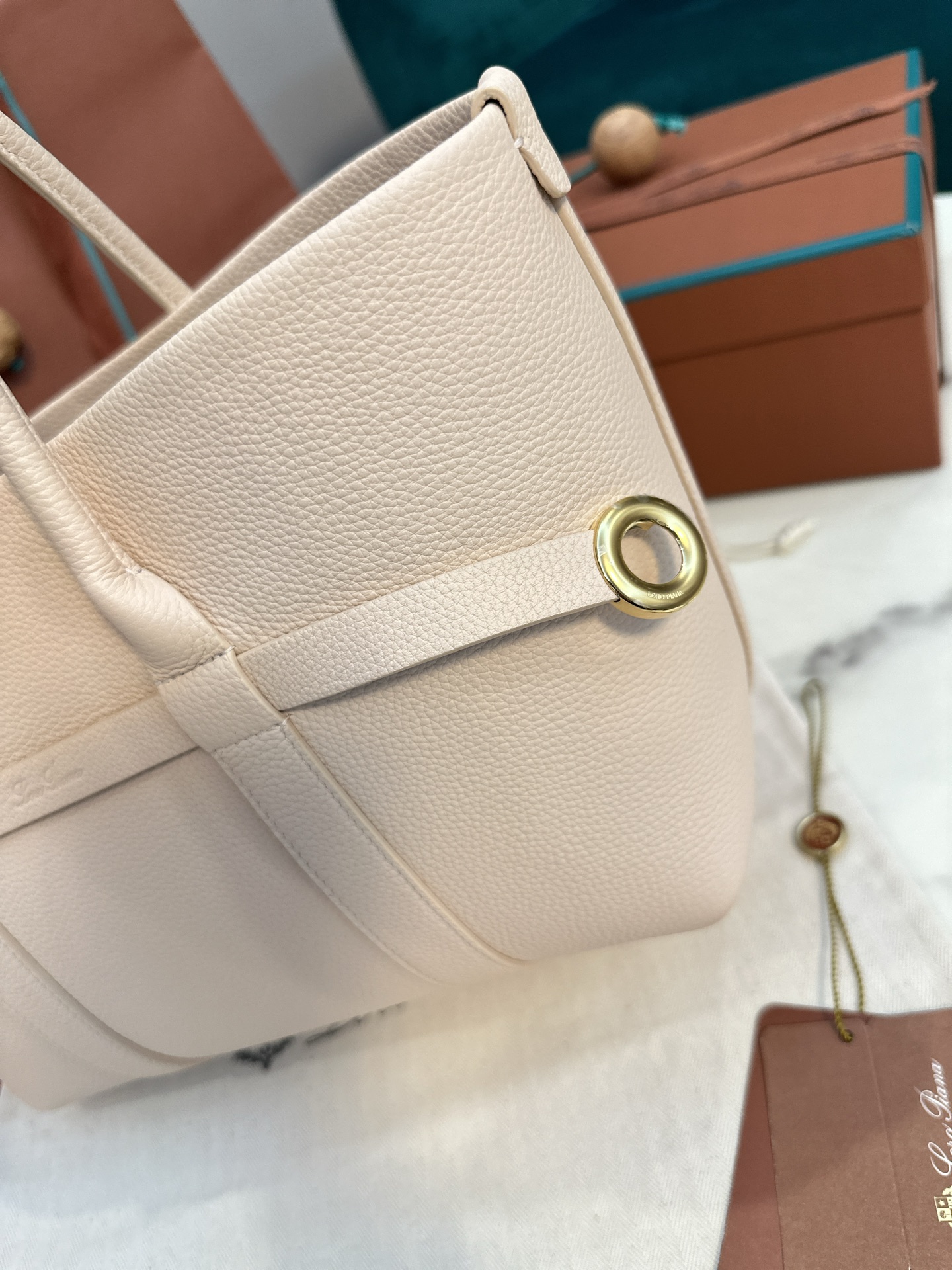 Loro Piana Ghiera Shopper: Super-Capacity Leather Bag with Stylish Button Detail - 图片 4