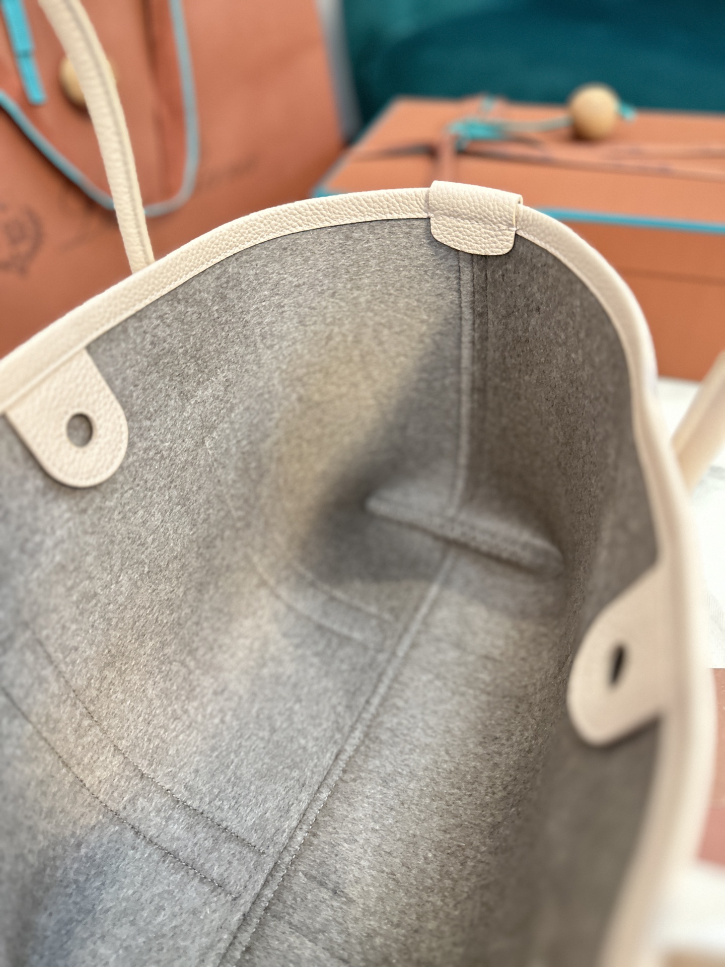 Loro Piana Ghiera Shopper: Super-Capacity Leather Bag with Stylish Button Detail - 图片 8