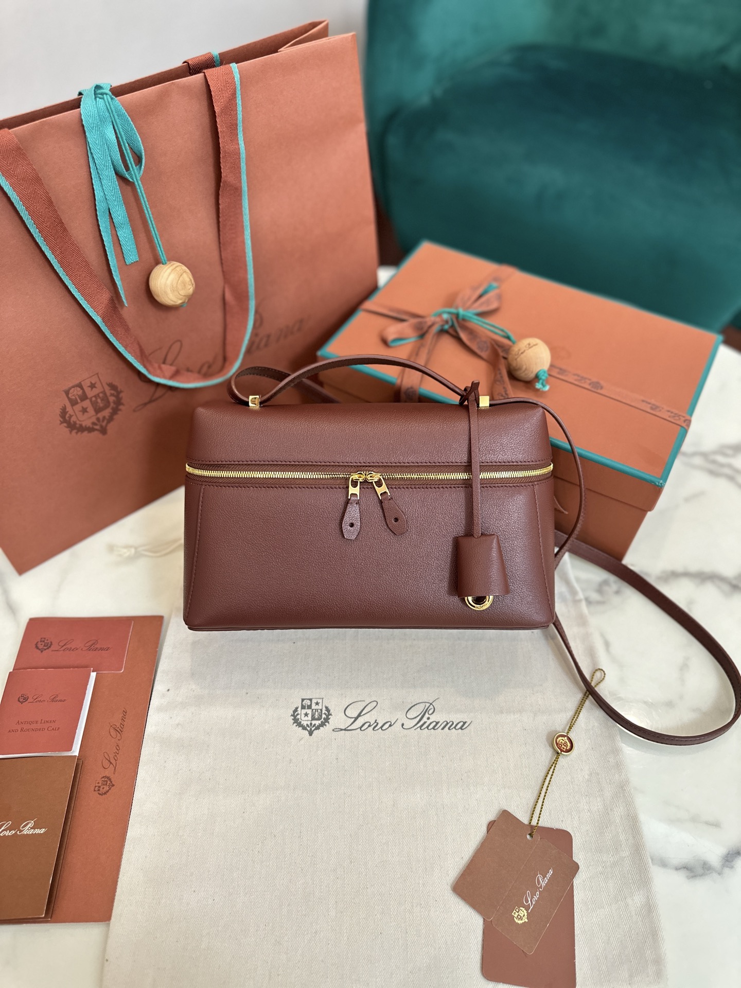 NO:187029,Extra Loropiana Extra bag 27 upgraded version Original imported cowhide in Italy｜Extra all-steel hardware (exclusive version) Snap all-in-one version on the market L27 upgraded version, large package capacity, more rigid and stylish Restore the counter bag type, every detail, comparable to the counter Smoked caramel color Gold buckle spot, DG, Dolce & Gabbana, loro pigana, cowhide19860909特级 Loropiana Extra bag 27升级版 意大利原厂进口牛皮｜特级全钢五金（独家版本） 秒杀市面一切版本 L27升级版,包型容量大,材质更加硬挺有型 还原专柜包型,每一个细节,媲美专柜 烟熏焦糖色 金扣现货,DG,Dolce&Gabbana,loro piana,cowhide,Bag