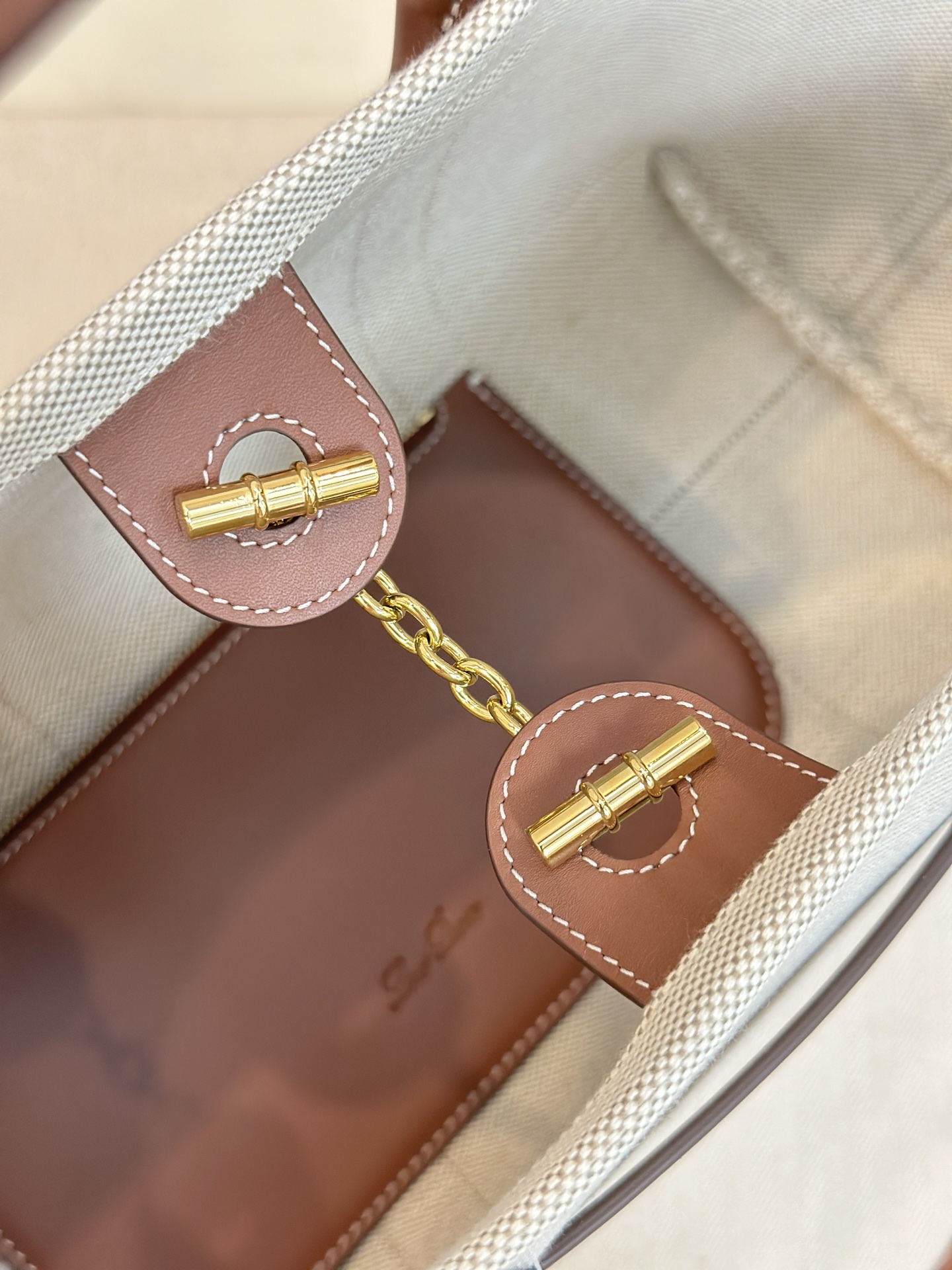 Petey: Loro Piana Granular Leather Ghiera Shopper with Super-Capacity Design - 图片 6