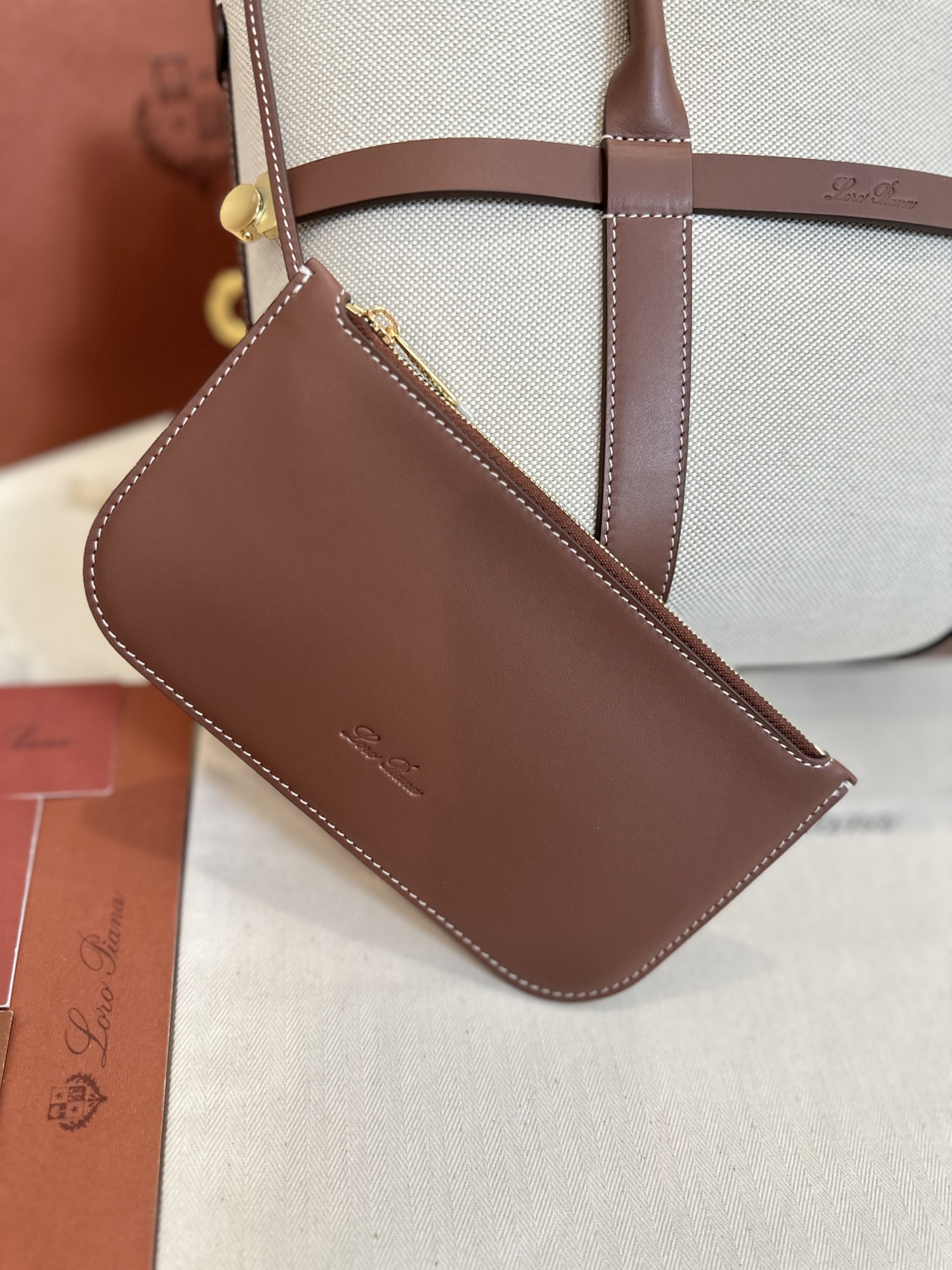 Petey: Loro Piana Granular Leather Ghiera Shopper with Super-Capacity Design - 图片 3
