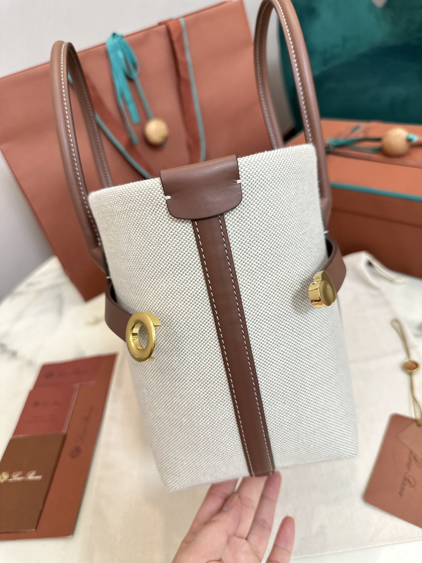 Petey: Loro Piana Granular Leather Ghiera Shopper with Super-Capacity Design - 图片 5
