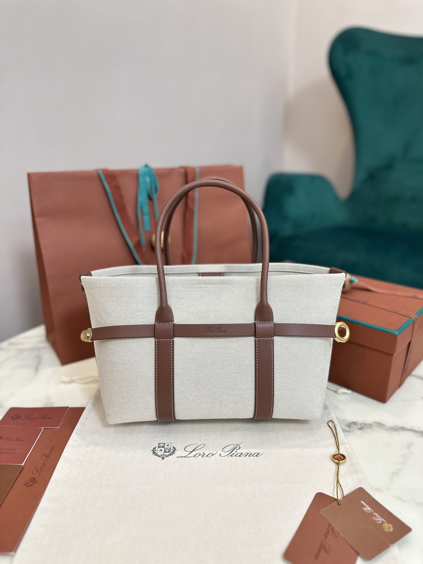 Petey: Loro Piana Granular Leather Ghiera Shopper with Super-Capacity Design - 图片 8