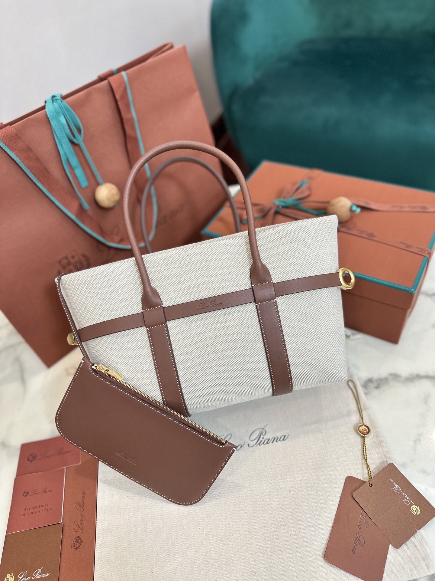 Petey: Loro Piana Granular Leather Ghiera Shopper with Super-Capacity Design - 图片 2