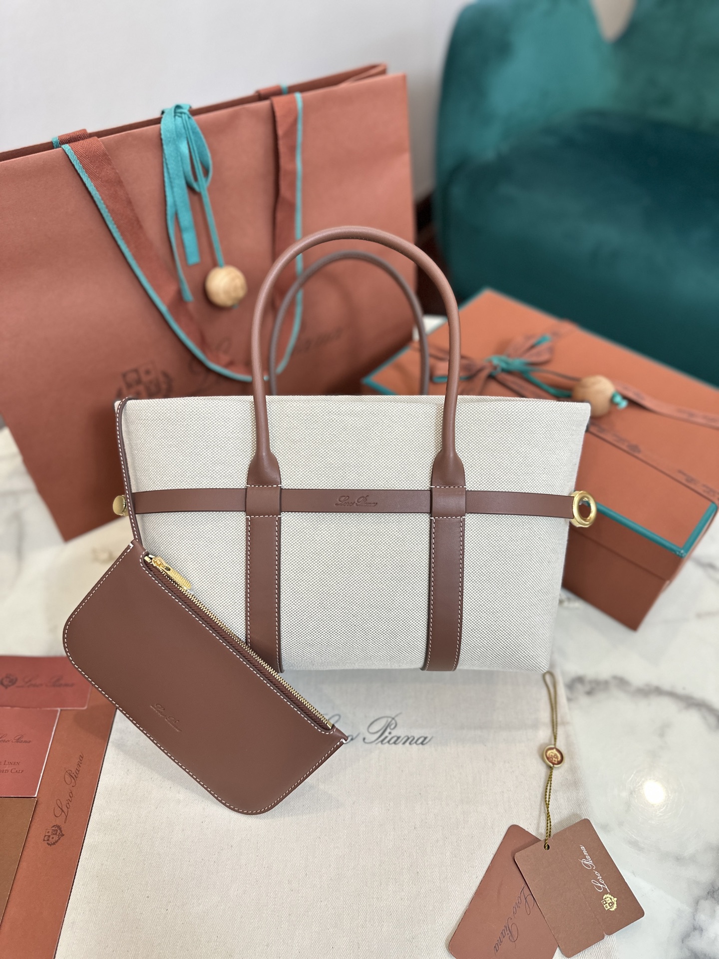 Petey: Loro Piana Granular Leather Ghiera Shopper with Super-Capacity Design - 图片 1