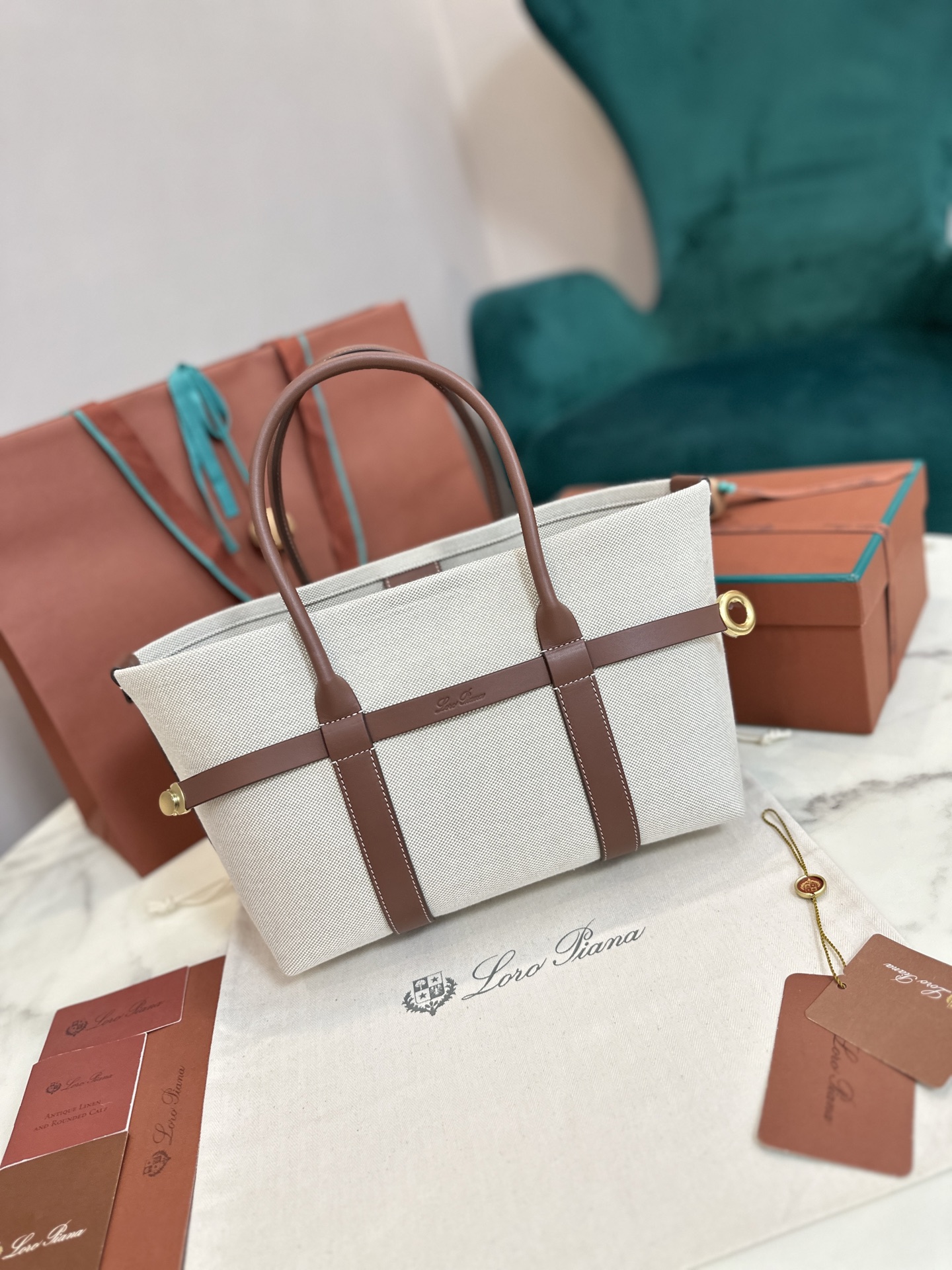Petey: Loro Piana Granular Leather Ghiera Shopper with Super-Capacity Design - 图片 9
