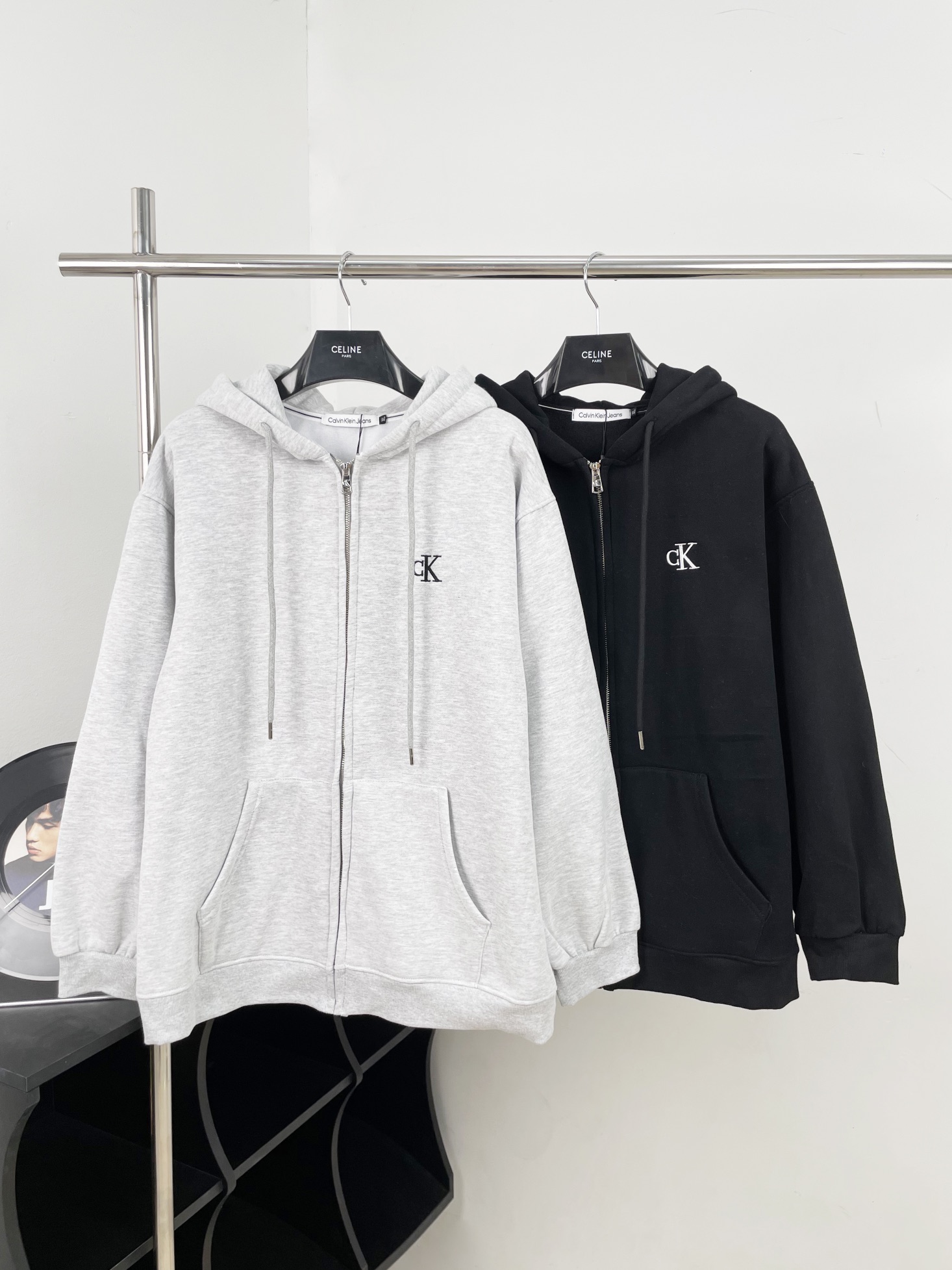 Embroidered Cap-Tip Zipper Jacket in Grey and Black, Sizes S-XL. - 图片 9