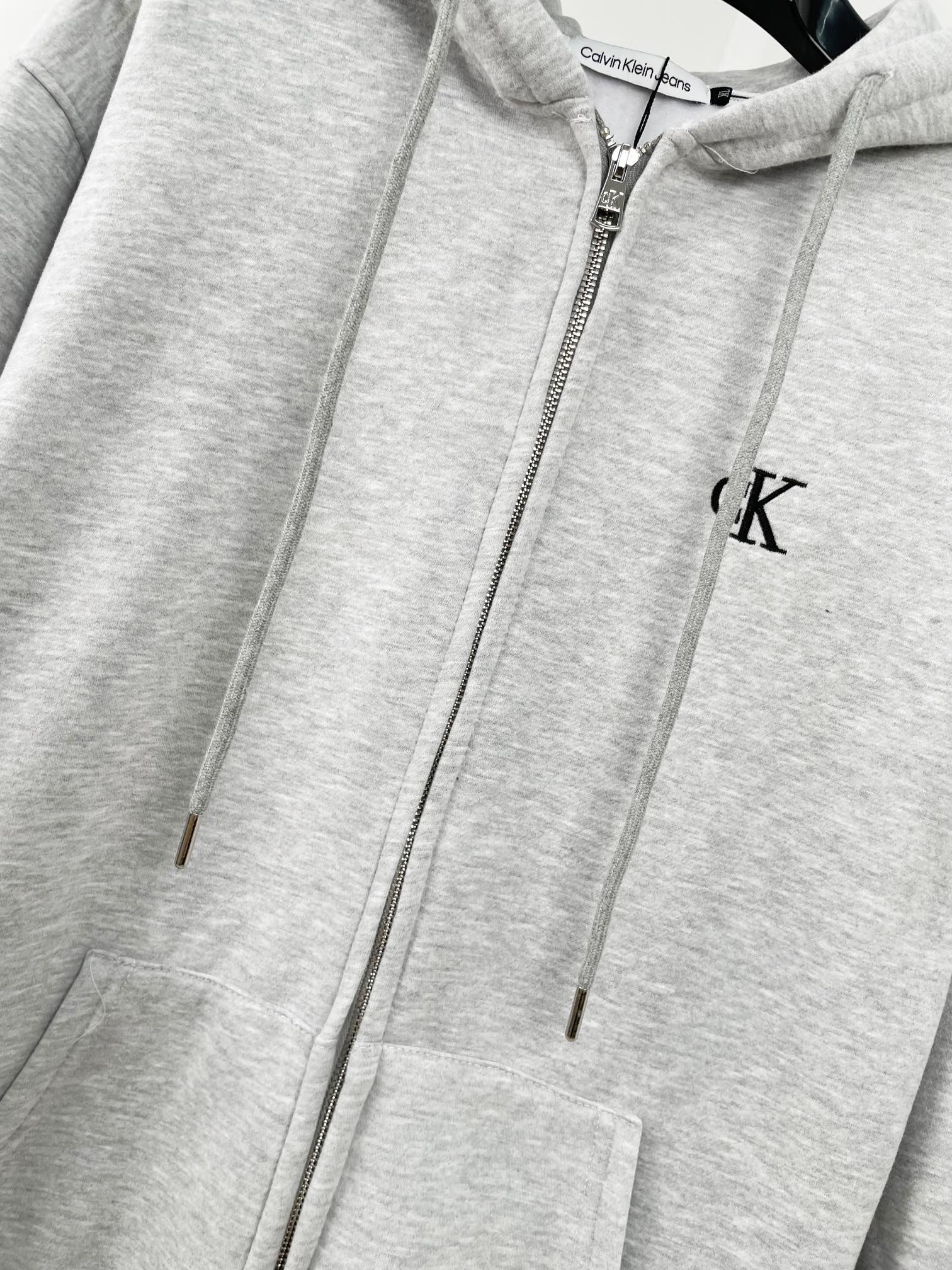 Embroidered Cap-Tip Zipper Jacket in Grey and Black, Sizes S-XL. - 图片 4