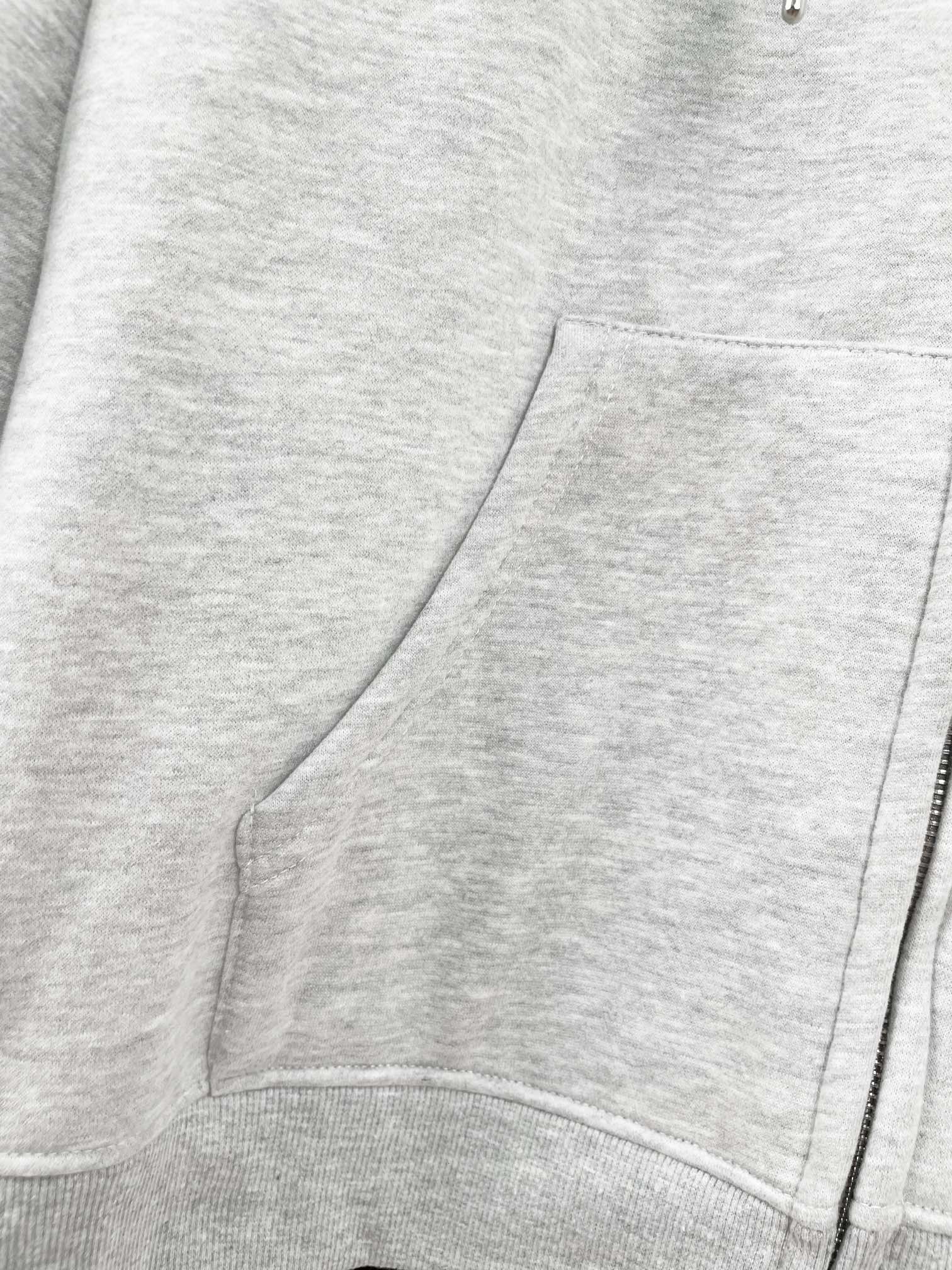 Embroidered Cap-Tip Zipper Jacket in Grey and Black, Sizes S-XL. - 图片 8