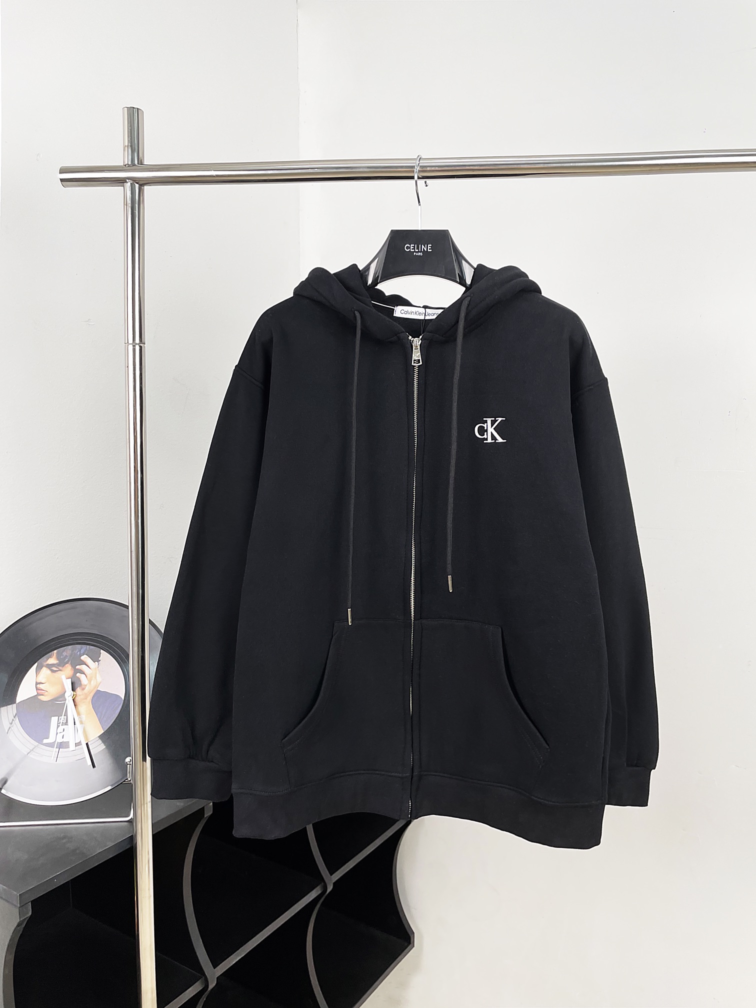Embroidered Cap-Tip Zipper Jacket in Grey and Black, Sizes S-XL. - 图片 2