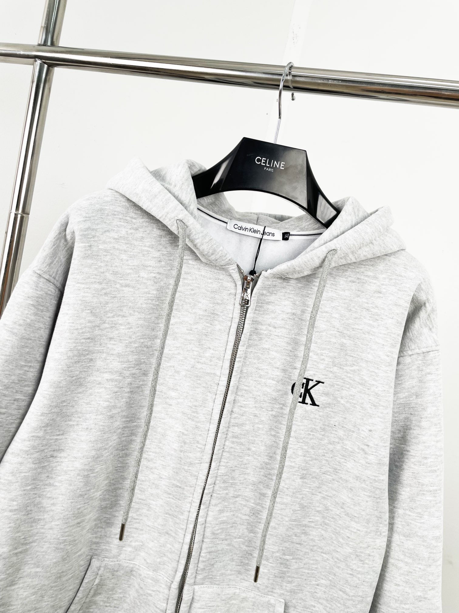 Embroidered Cap-Tip Zipper Jacket in Grey and Black, Sizes S-XL. - 图片 7