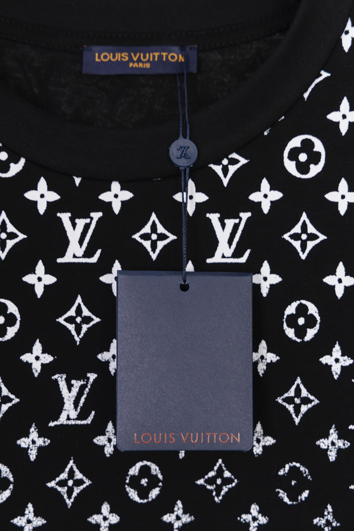 🅿️70
款号L014
LOUIS VUITTON*上幅满印短袖
采用原板独家定制260克32支双莎纯棉面料 质感非常柔软舒服 100%区别市场的顶级面
搭配320克1x1螺纹(面料螺纹同缸定染无色差 不易变形)
原版1:1版型 原版1:1定制辅料