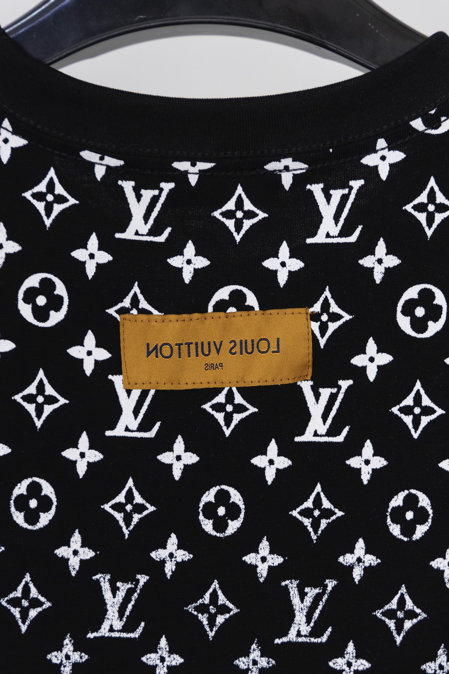🅿️70
款号L014
LOUIS VUITTON*上幅满印短袖
采用原板独家定制260克32支双莎纯棉面料 质感非常柔软舒服 100%区别市场的顶级面
搭配320克1x1螺纹(面料螺纹同缸定染无色差 不易变形)
原版1:1版型 原版1:1定制辅料